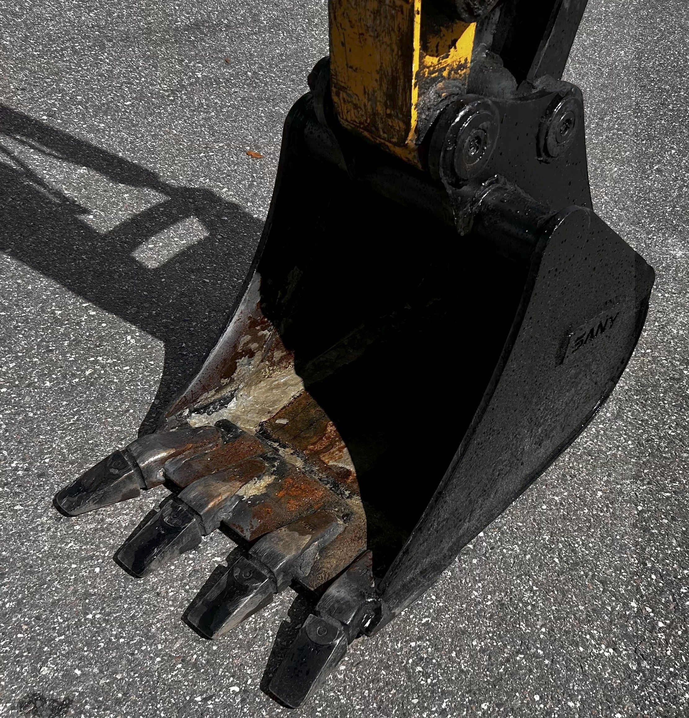 18" BUCKET FOR SY35U-QUICK HITCH Photo 1 Thumbnail