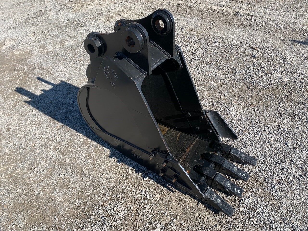 24" BUCKET FOR SY135C W SIDE CUTTER Photo 1 Thumbnail