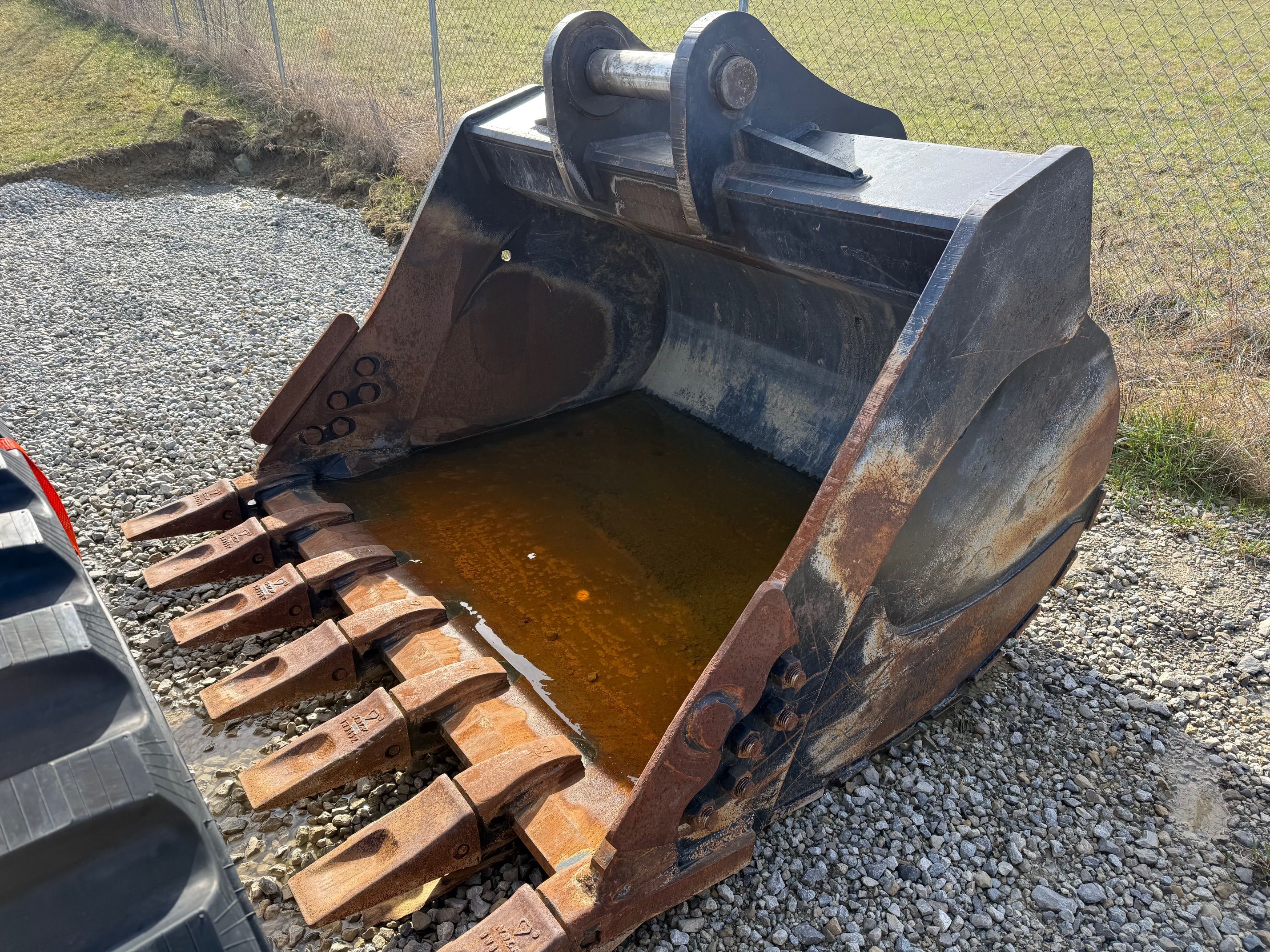 84" EXCAVATOR DIGGING BUCKET 110MM PIN Photo 1 Thumbnail