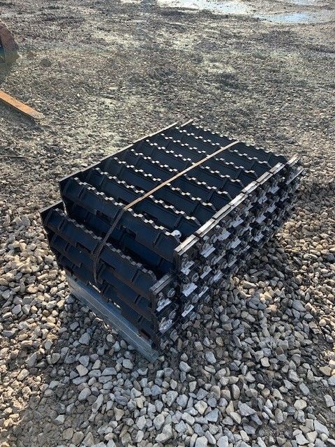 SET OF 32 TRACK TRACTION PADS FOR SY155U Photo 3 Thumbnail