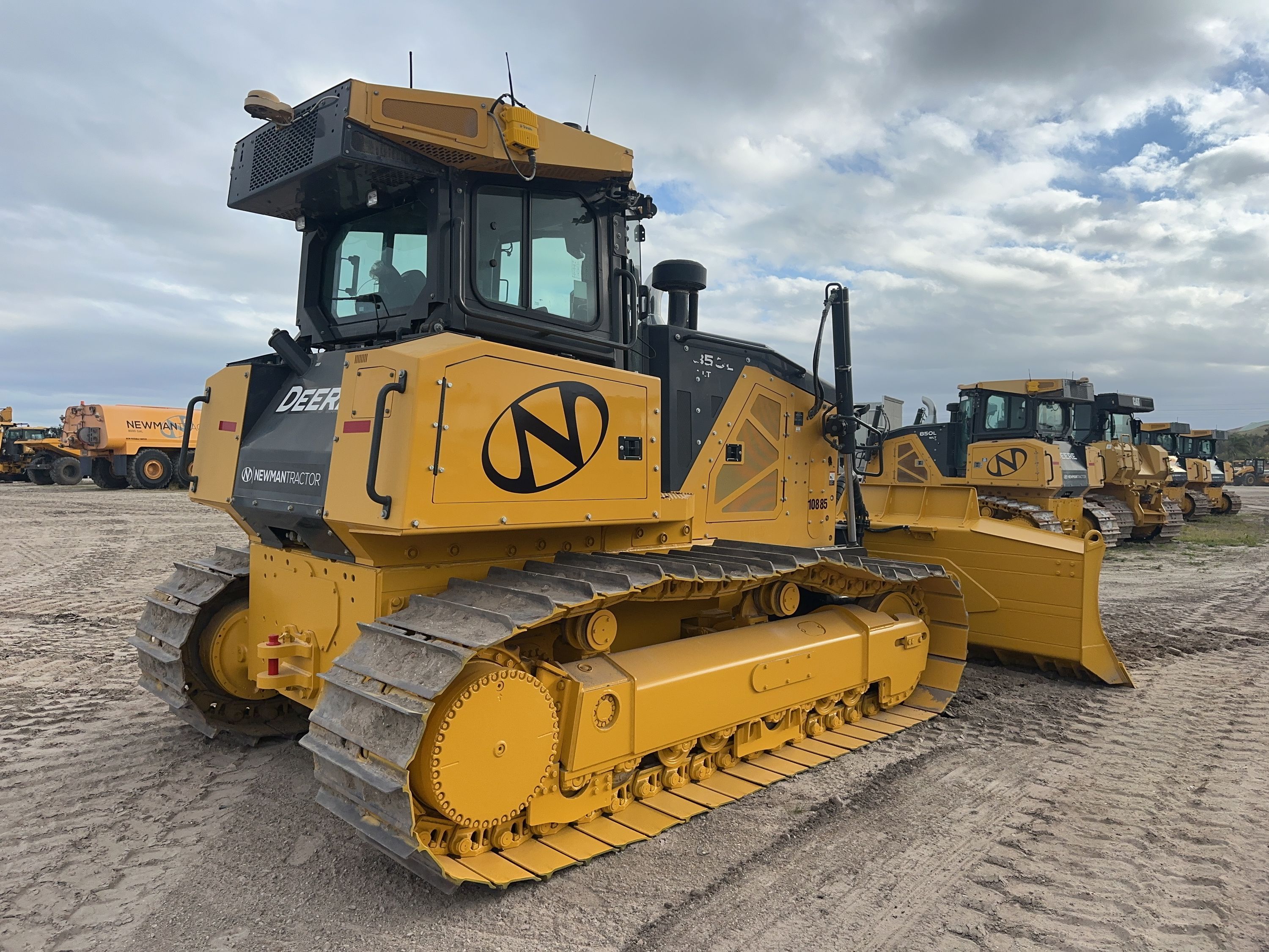 2023 JOHN DEERE 850L WLT Photo 3 Thumbnail