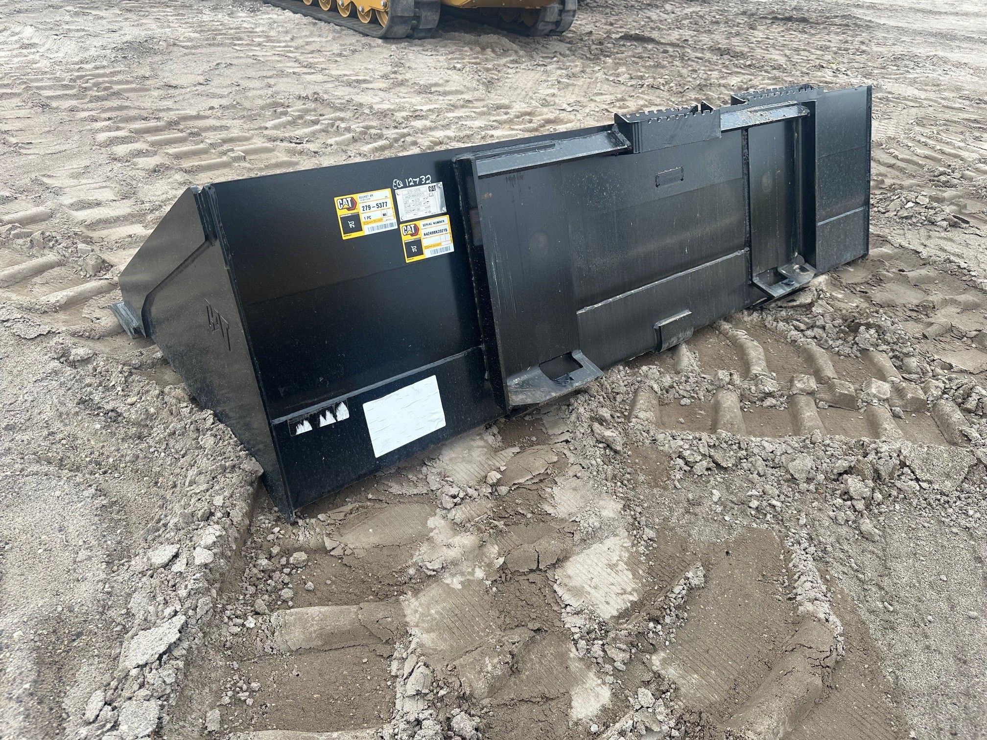 CAT 299D3 80" Skid Steer Bucket Photo 2 Thumbnail