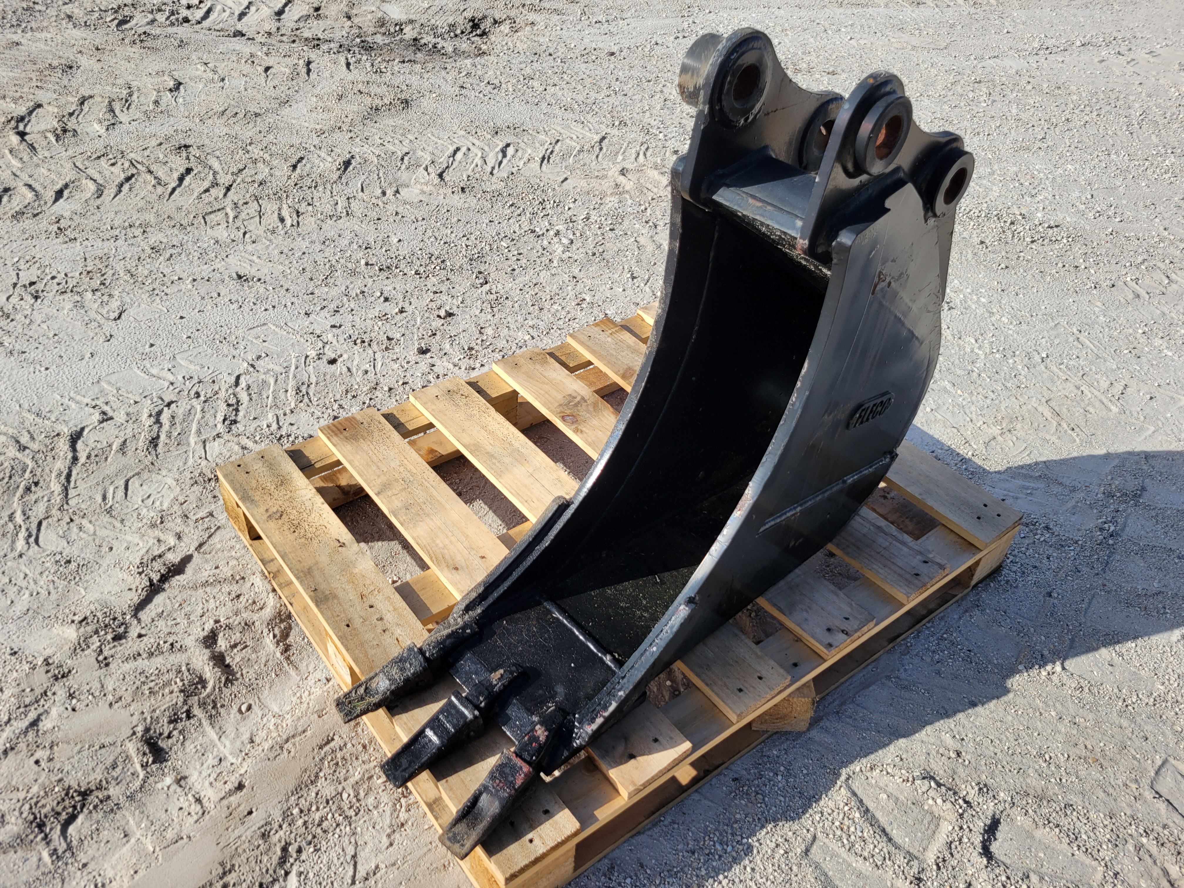 12" BUCKET FOR SY60C Photo 1 Thumbnail