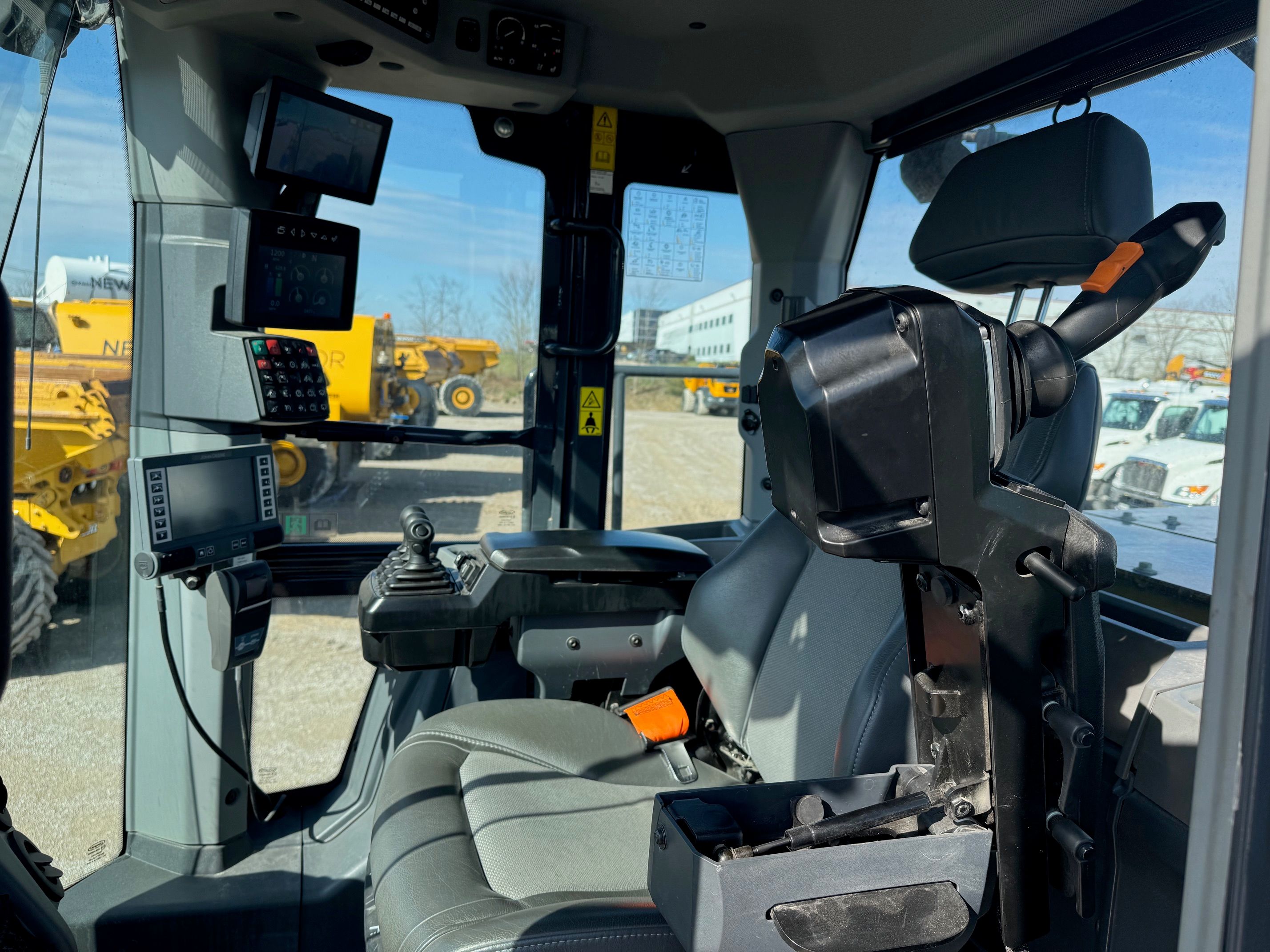 2023 JOHN DEERE 824P Photo 10 Thumbnail