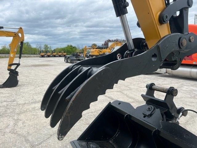 THUMB FOR SY135C (FOR USE W/ QUICK COUPLER) Photo 4 Thumbnail