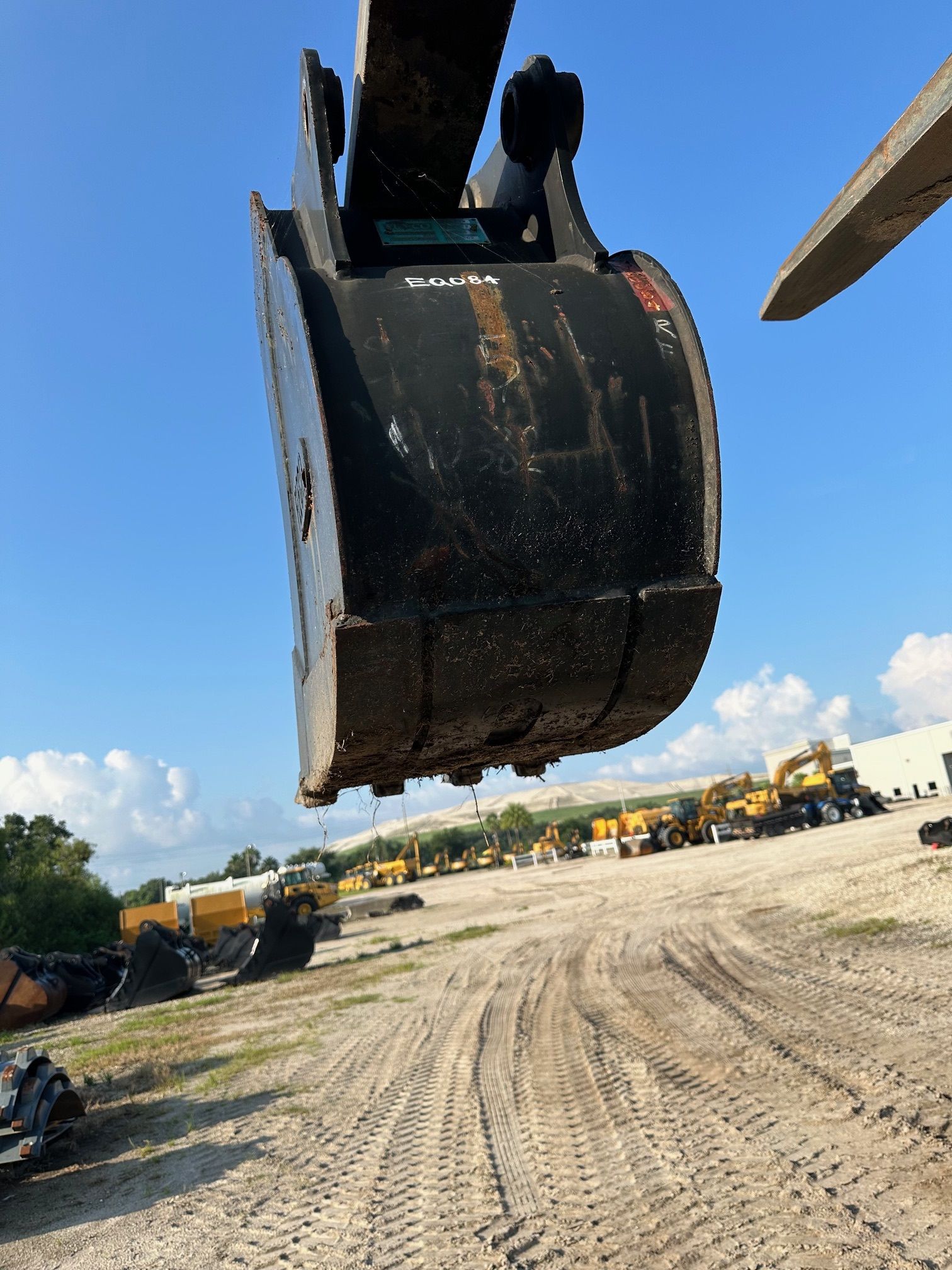 18" BUCKET FOR SY75C Photo 3 Thumbnail