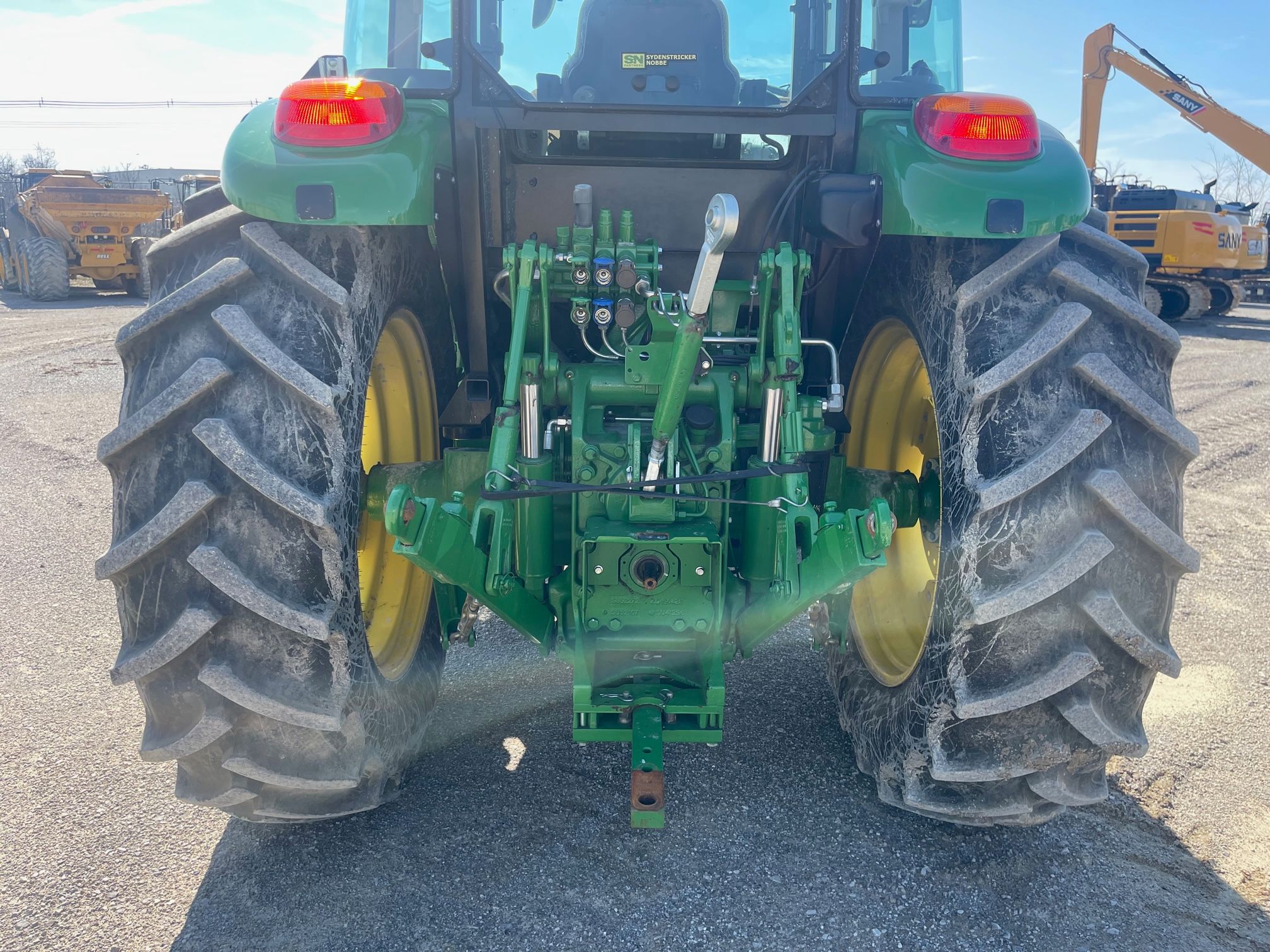 2020 JOHN DEERE 6135E Photo 3 Thumbnail