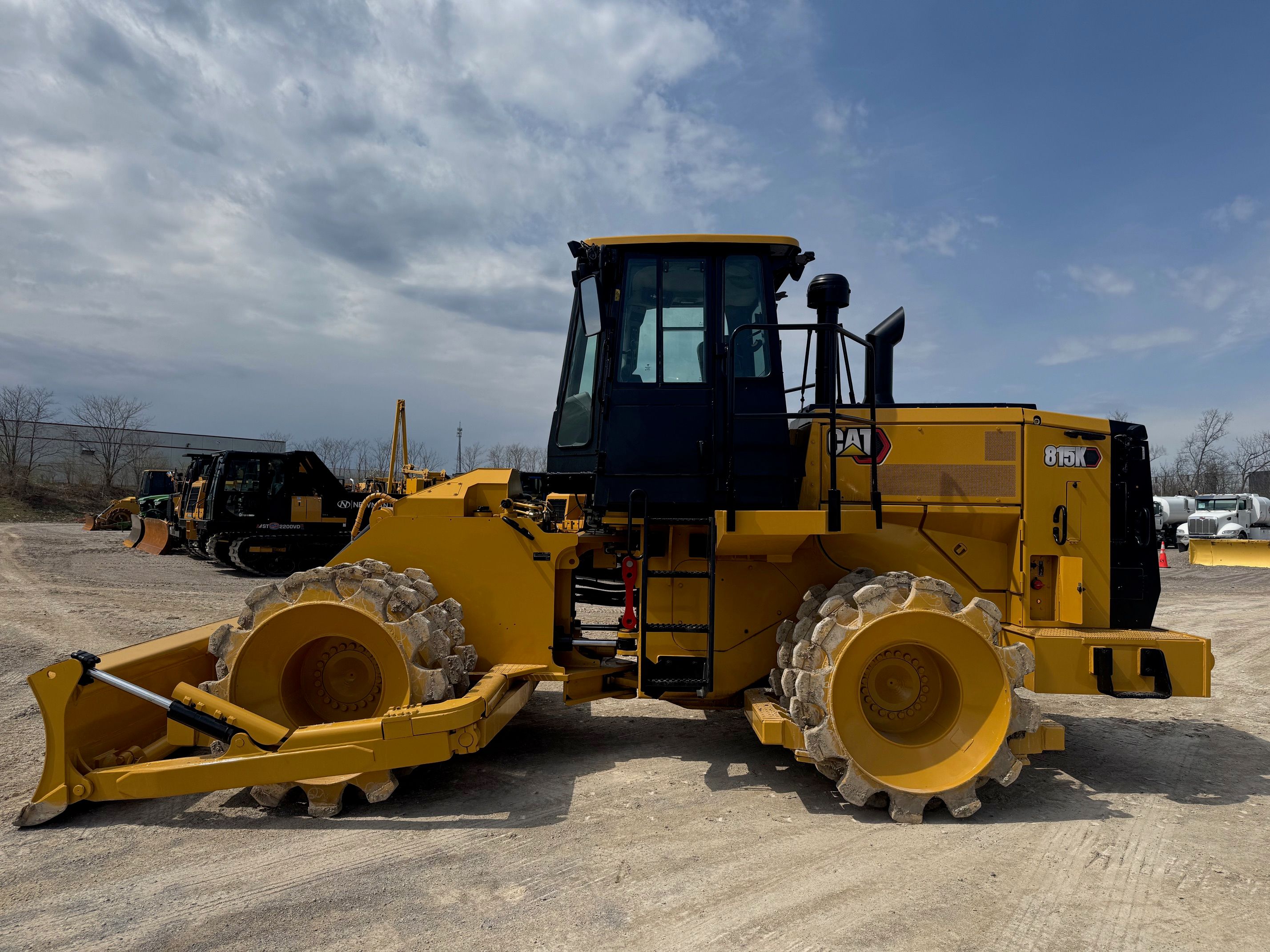 2019 CAT 815K Photo 2 Thumbnail