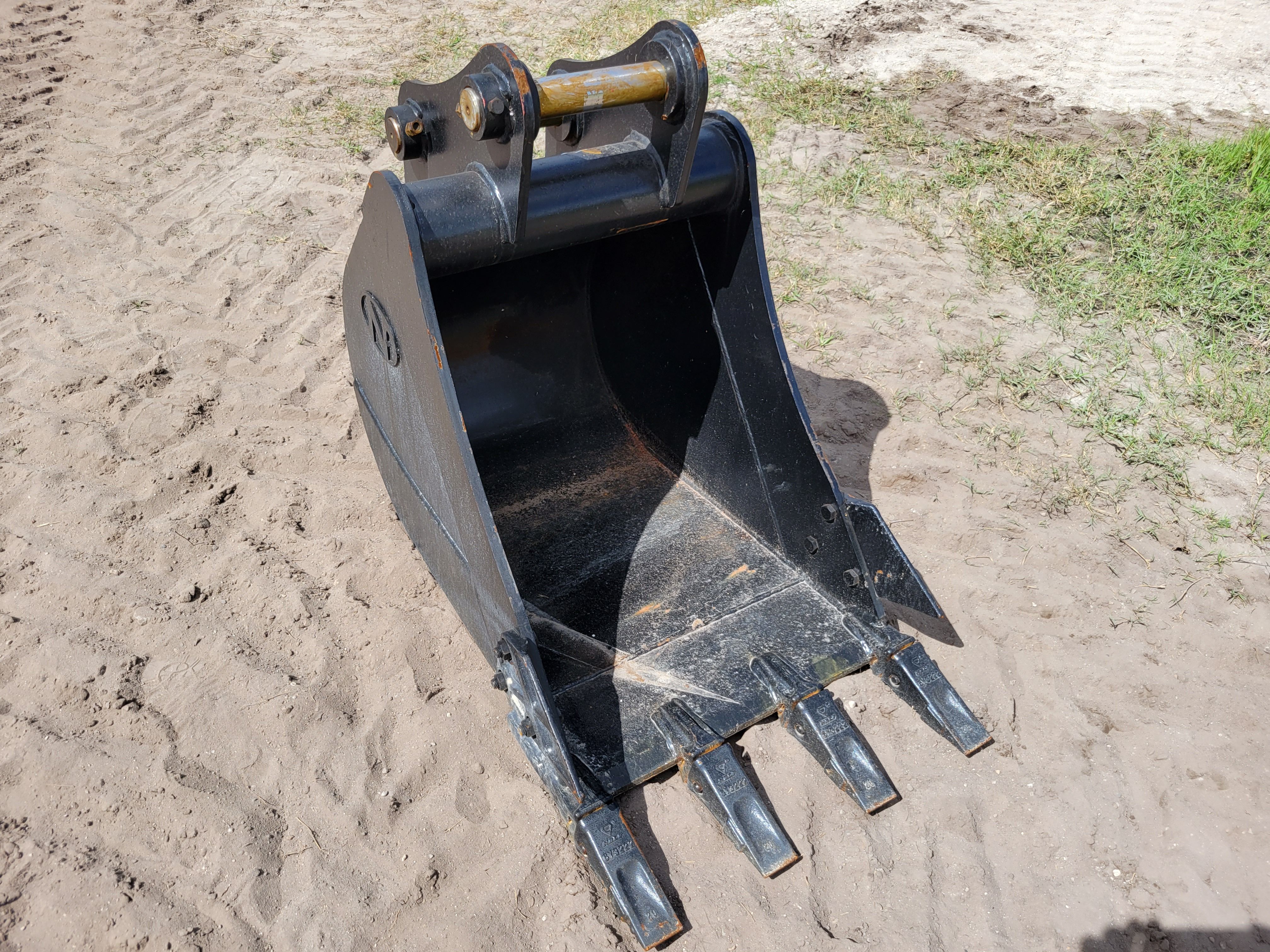 24" EXCAVATOR DIGGING BUCKET 50MM PIN Photo 2 Thumbnail