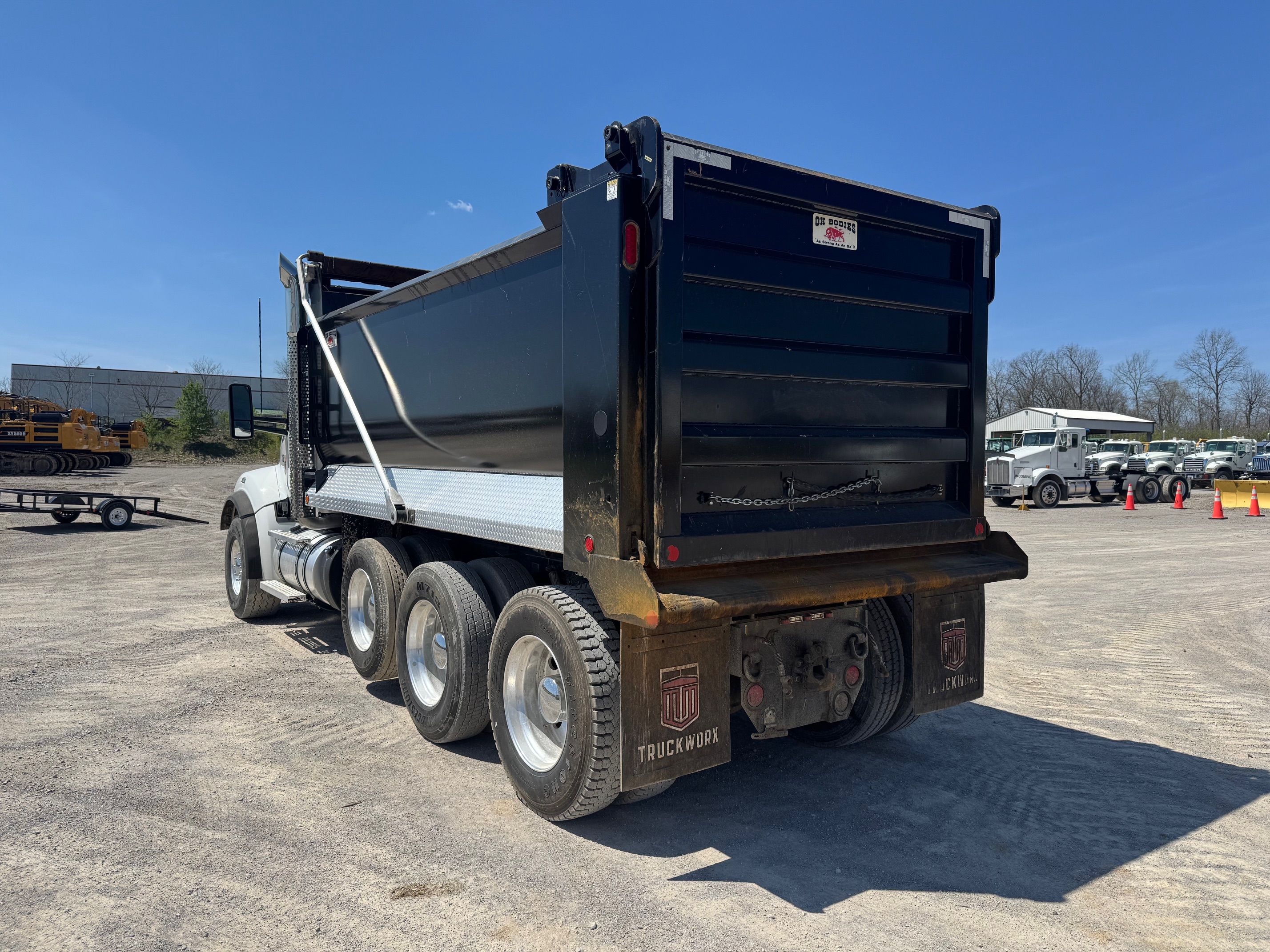 2024 KENWORTH T880 DUMP Photo 2 Thumbnail