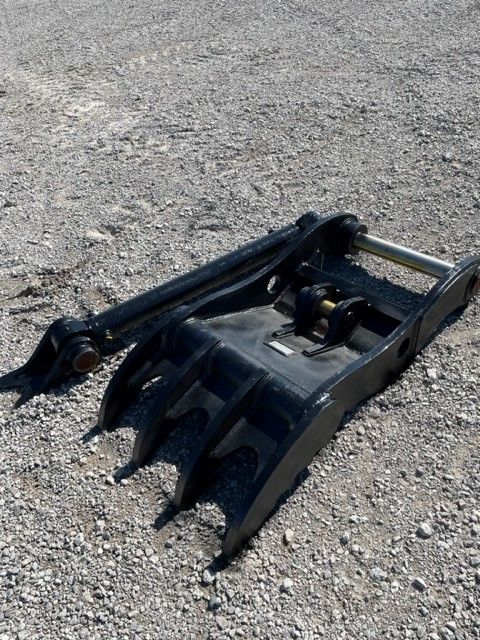 THUMB FOR SY215C (NO QUICK COUPLER) Photo 3 Thumbnail