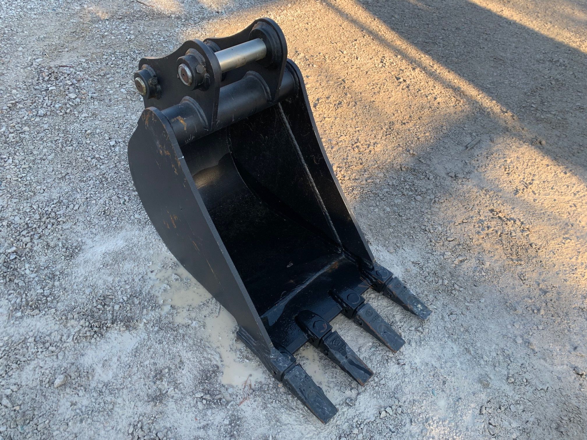 18" BUCKET FOR SY50U Photo 3 Thumbnail