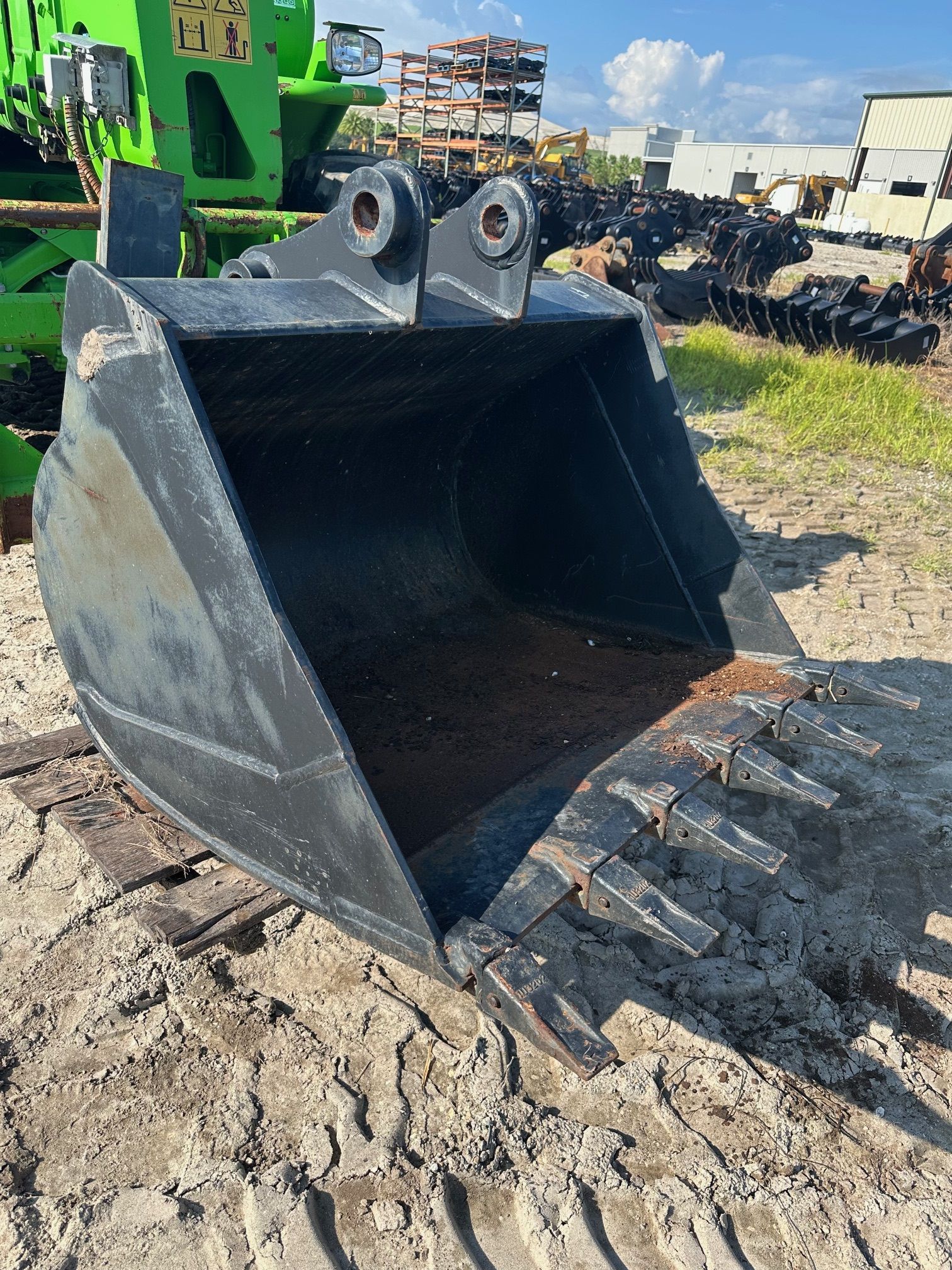 42" BUCKET FOR SY75C Photo 1 Thumbnail