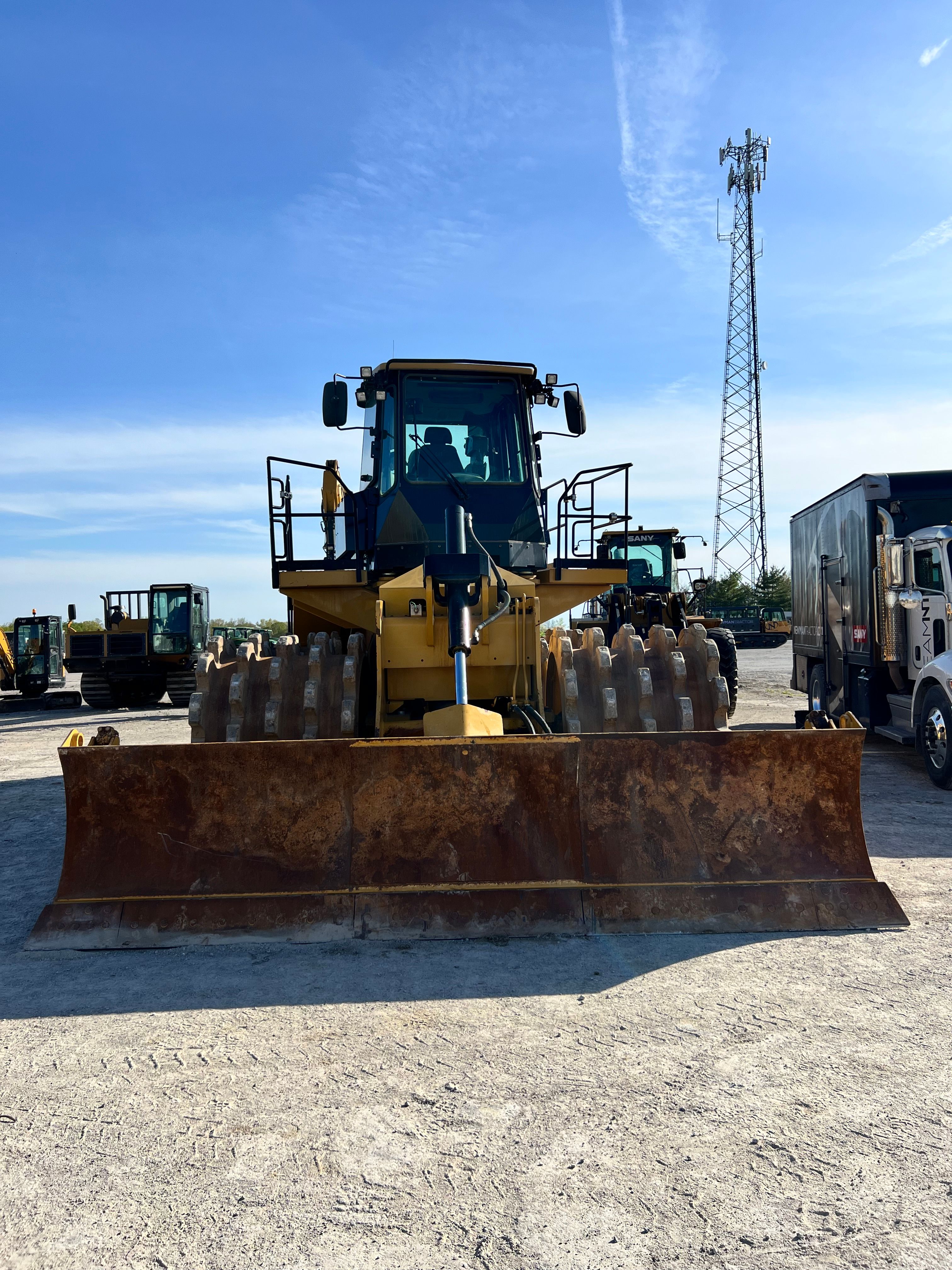 2019 CAT 825K Photo 5 Thumbnail