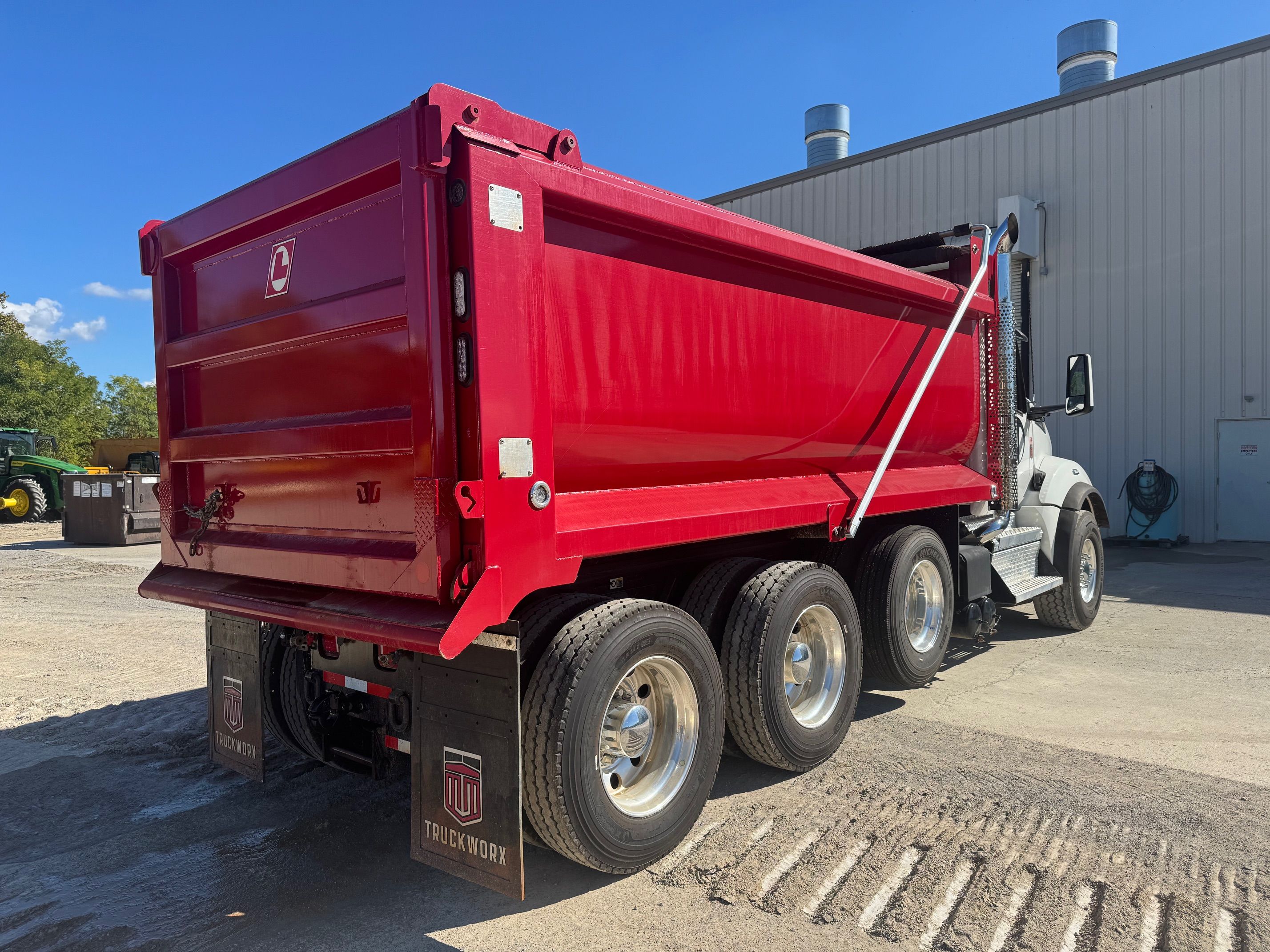 2025 KENWORTH T880 DUMP Photo 3 Thumbnail