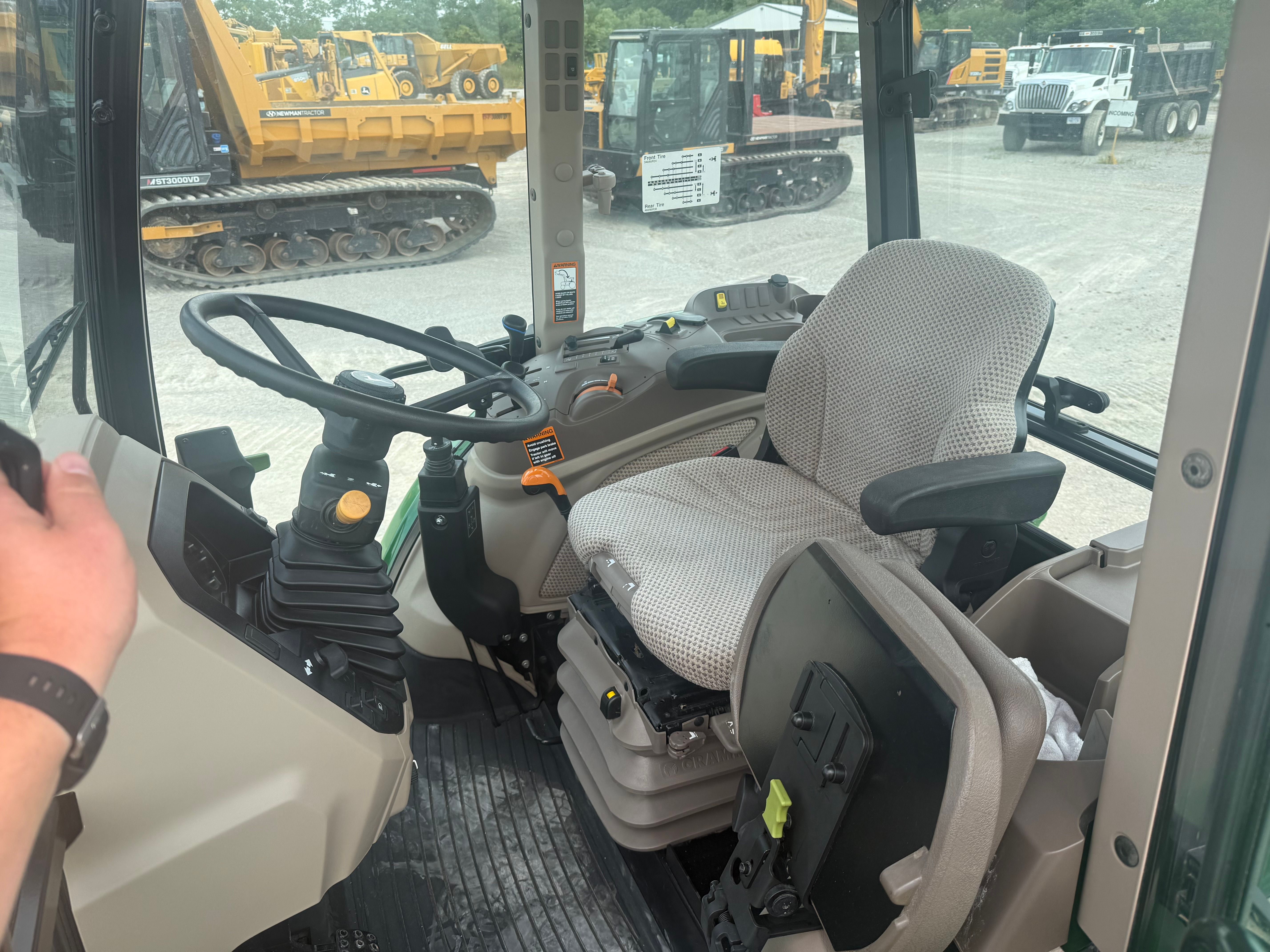 2022 JOHN DEERE 6135E Photo 7 Thumbnail