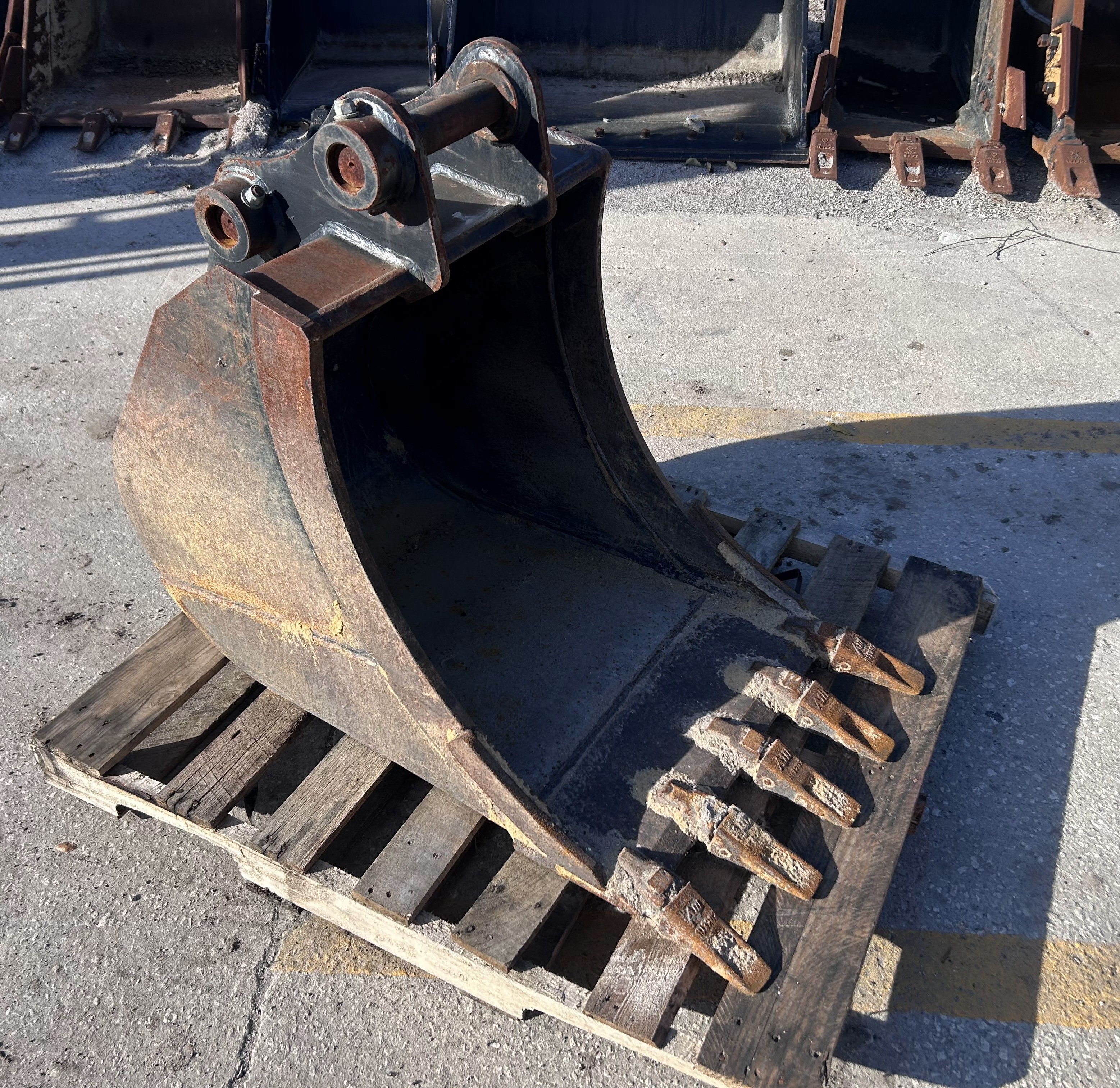 24" BUCKET FOR SY60C Photo 4 Thumbnail