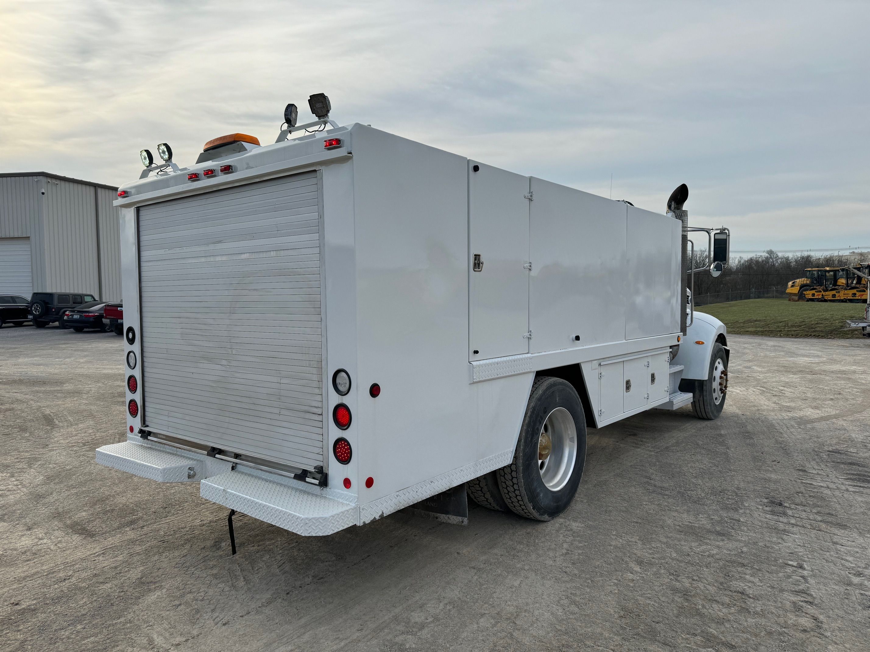 2010 PETERBILT 335 Photo 4 Thumbnail