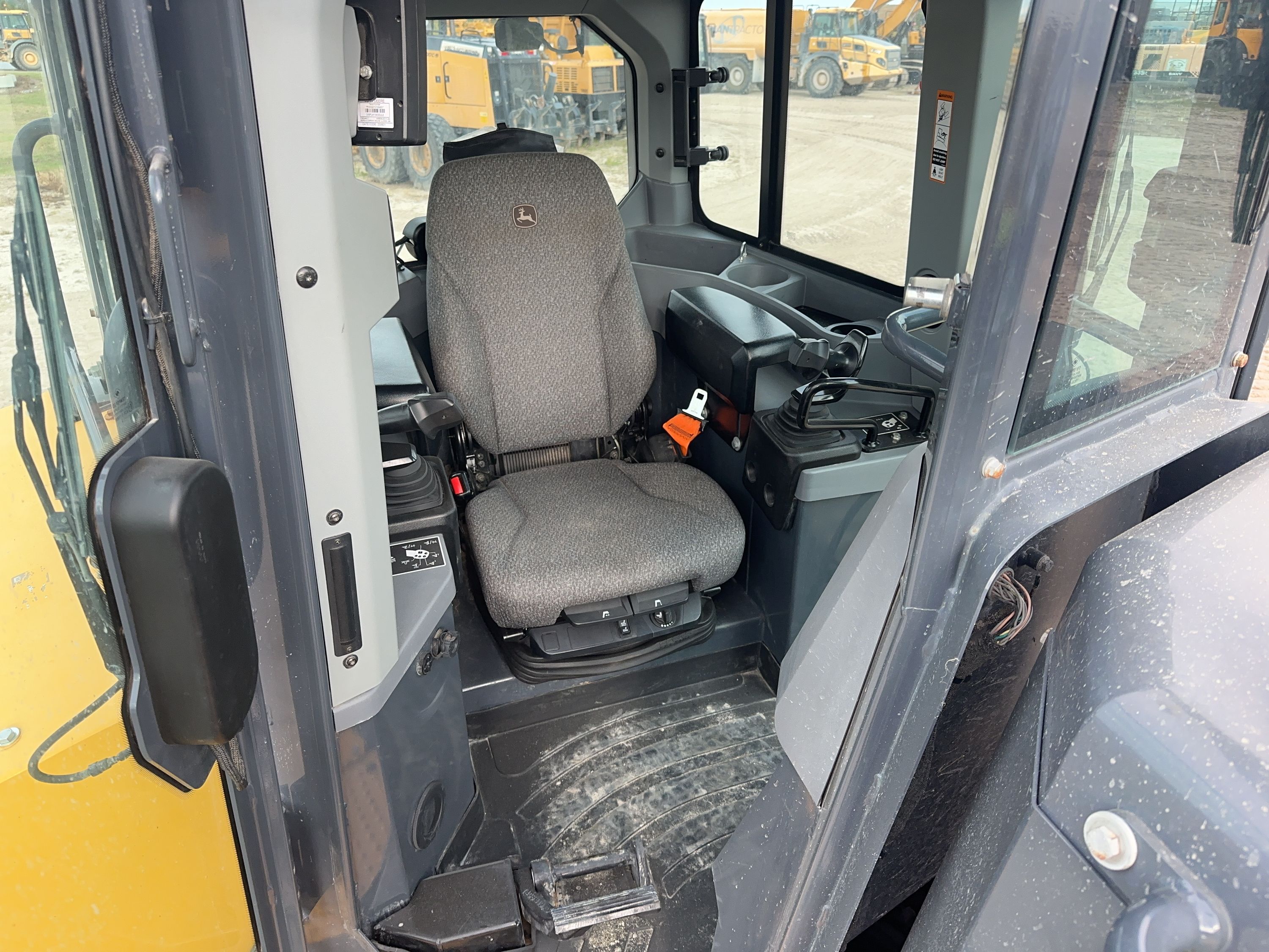 2023 JOHN DEERE 850L WLT Photo 9 Thumbnail