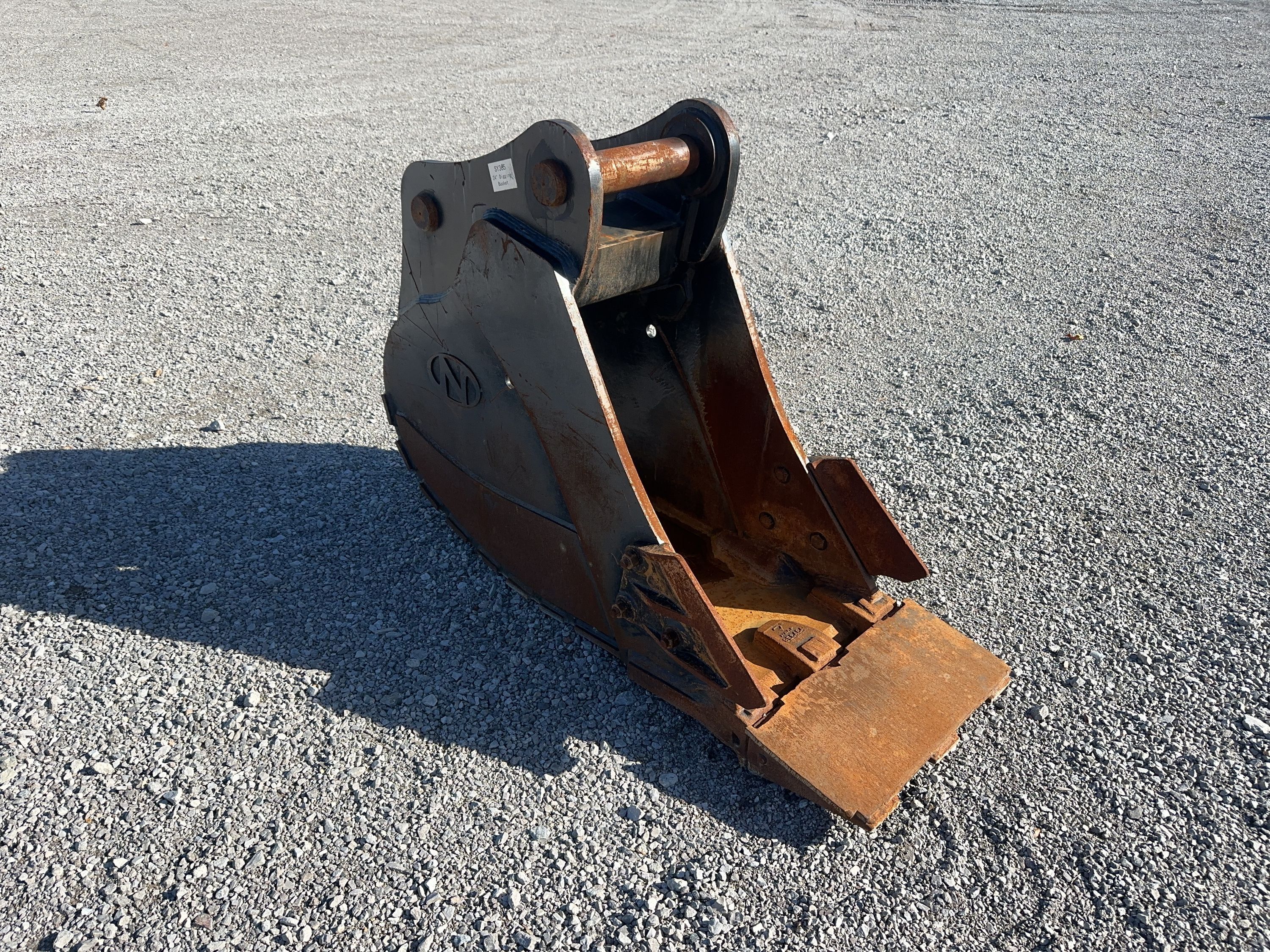 24" DIGGING BUCKET WITH 90MM PINS w/ Plate Photo 5 Thumbnail