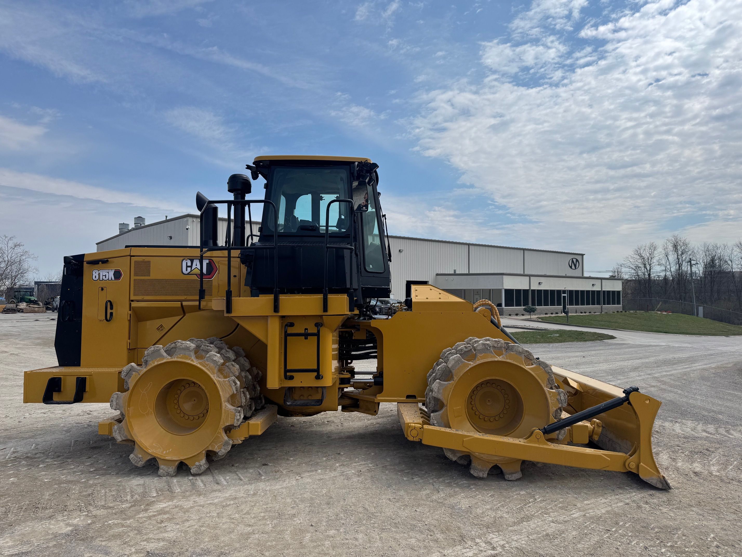 2019 CAT 815K Photo 5 Thumbnail