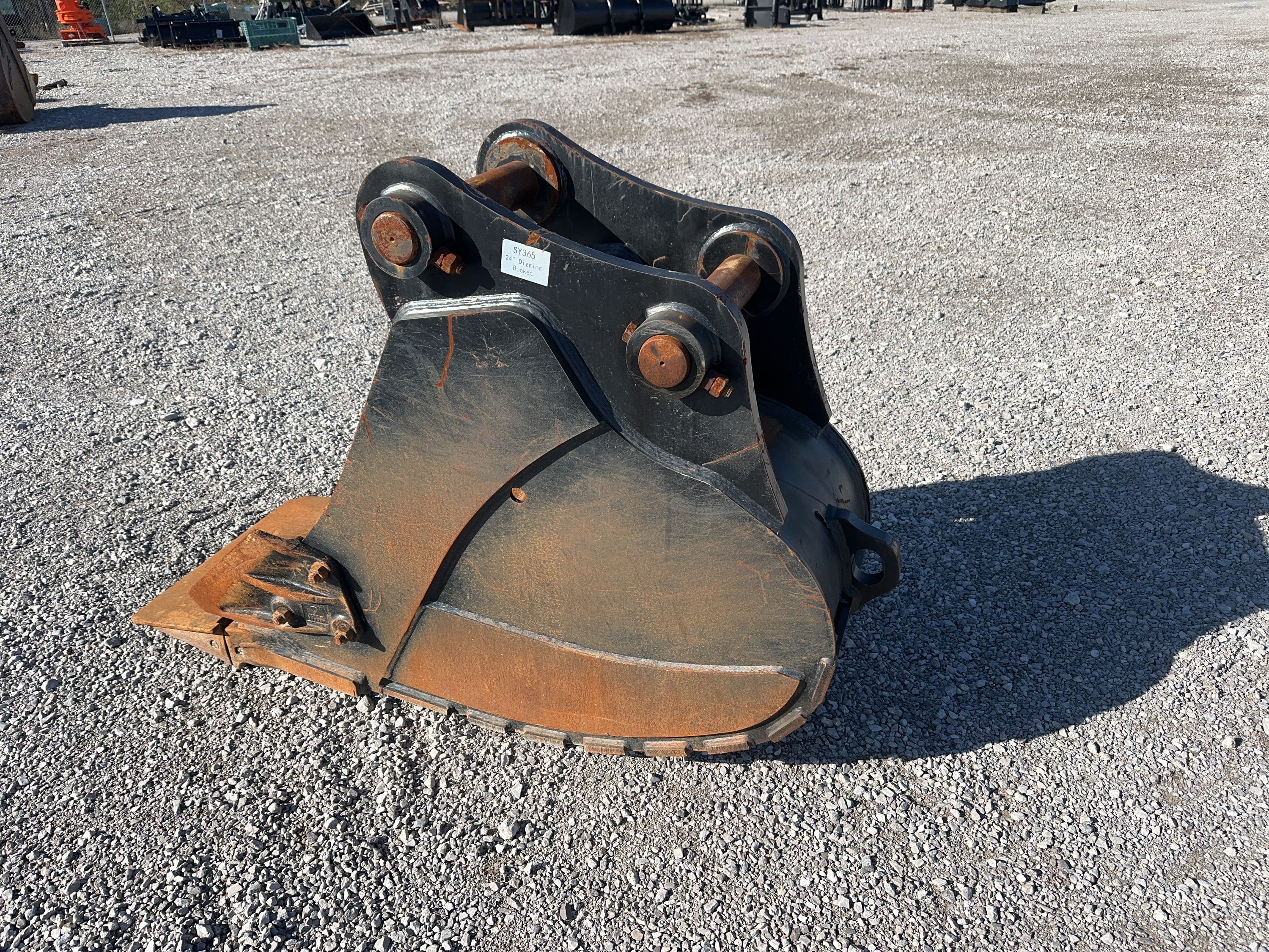 24" DIGGING BUCKET WITH 90MM PINS w/ Plate Photo 3 Thumbnail