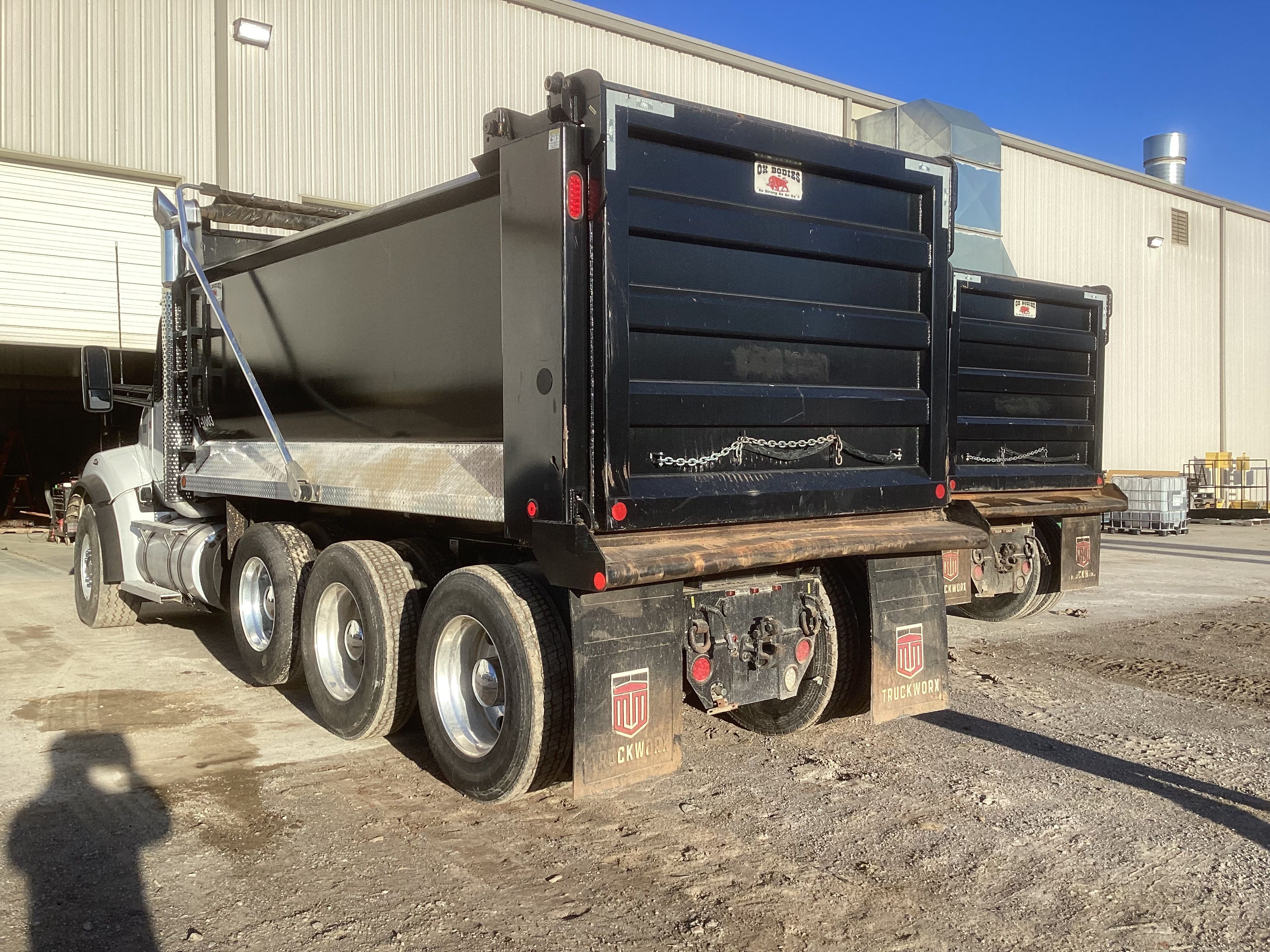 2024 KENWORTH T880 DUMP Photo 2 Thumbnail