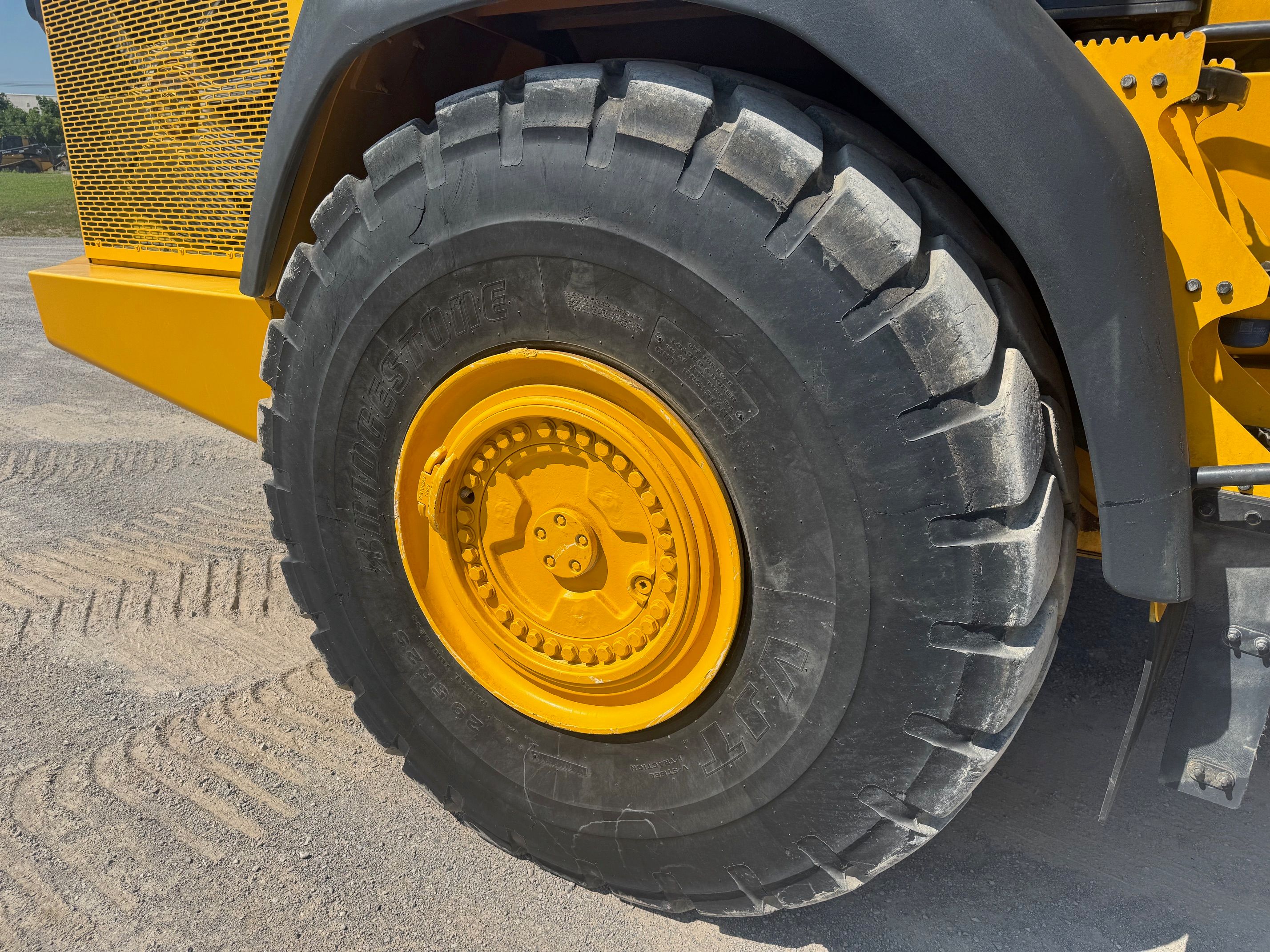 2015 JOHN DEERE 410E WATER TRUCK Photo 8 Thumbnail