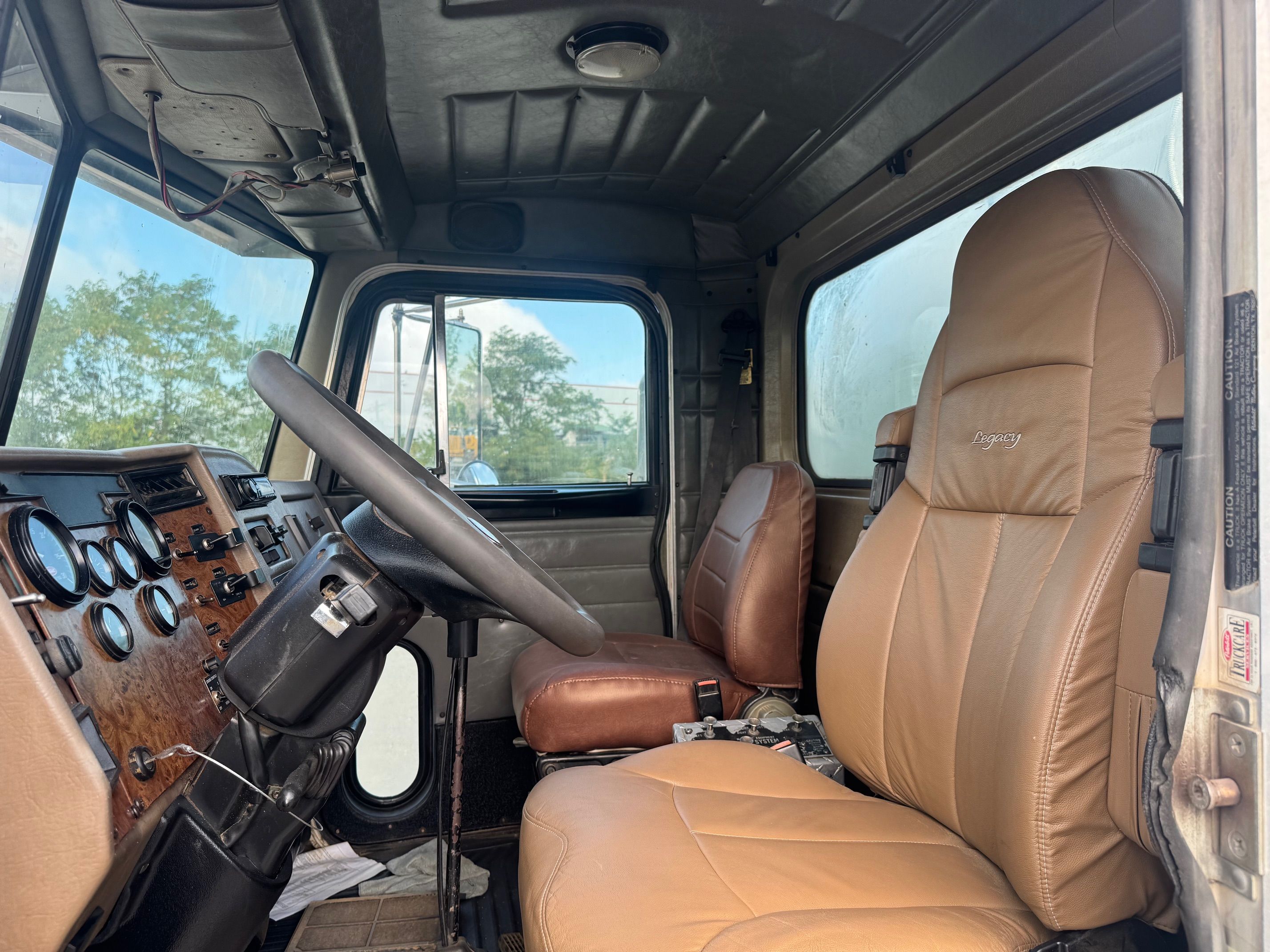 2004 PETERBILT 330 FUEL/LUBE Photo 10 Thumbnail