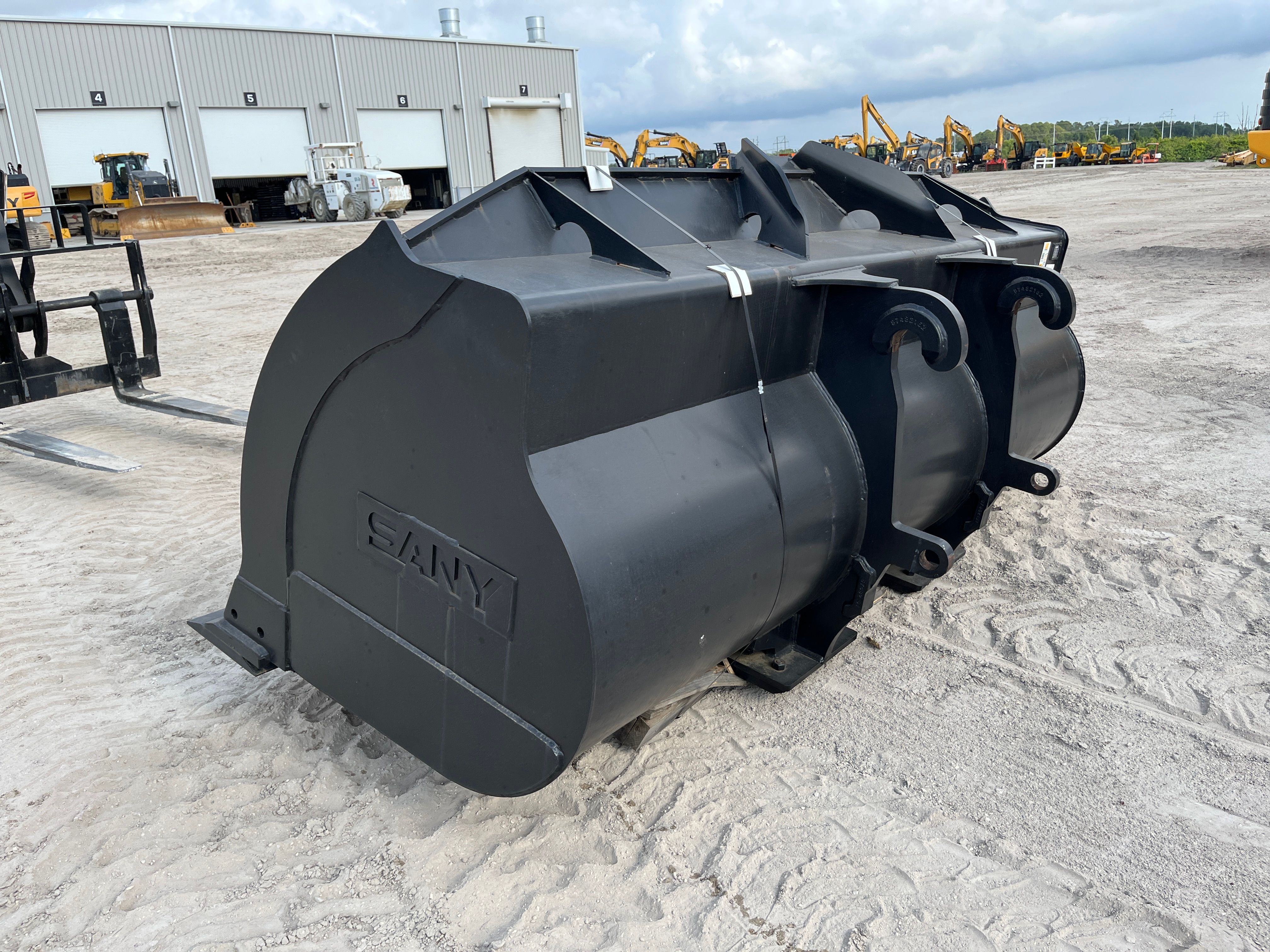 SANY SW405K WHEEL LOADER BUCKET Photo 1 Thumbnail