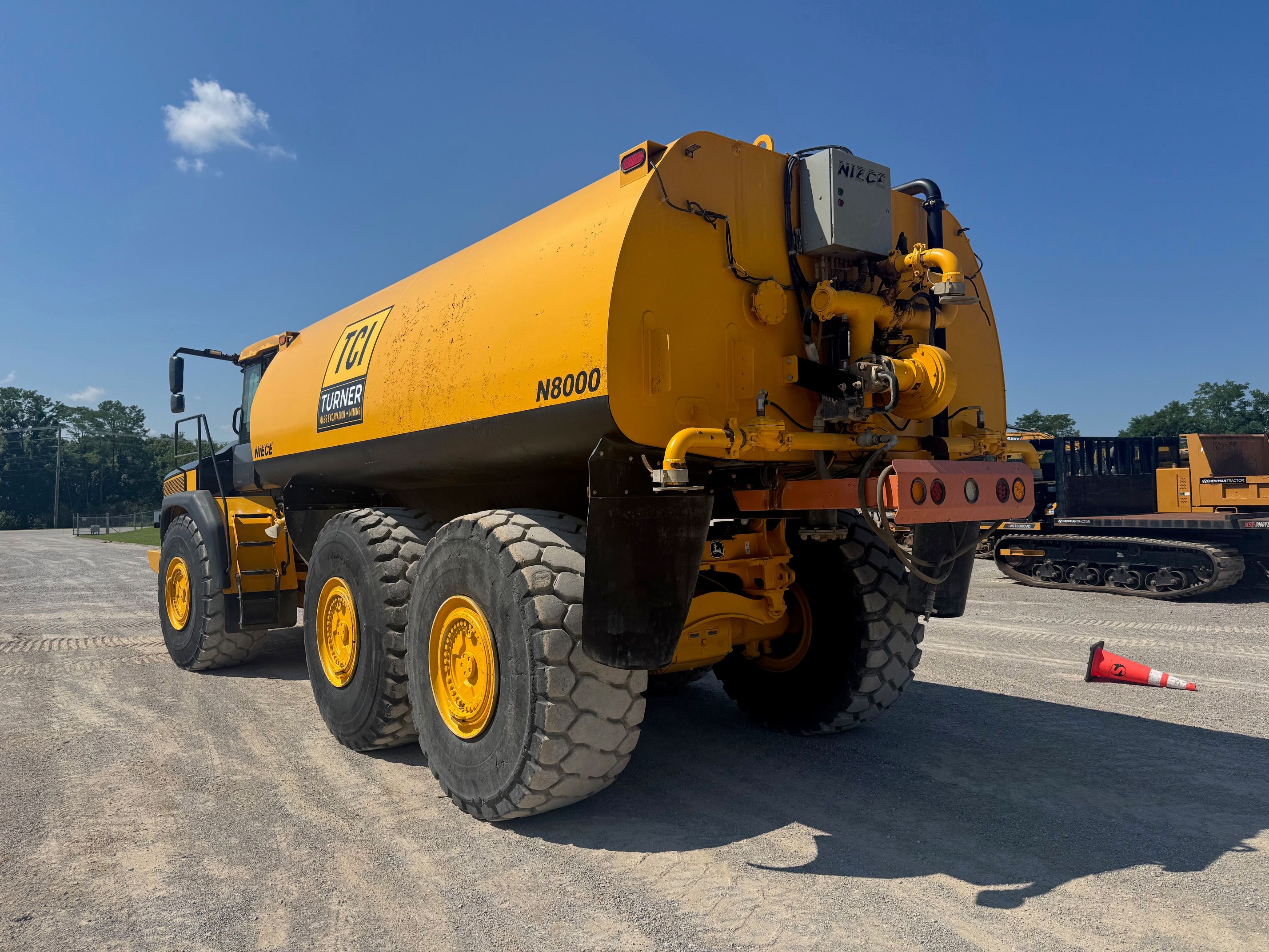 2015 JOHN DEERE 410E WATER TRUCK Photo 2 Thumbnail