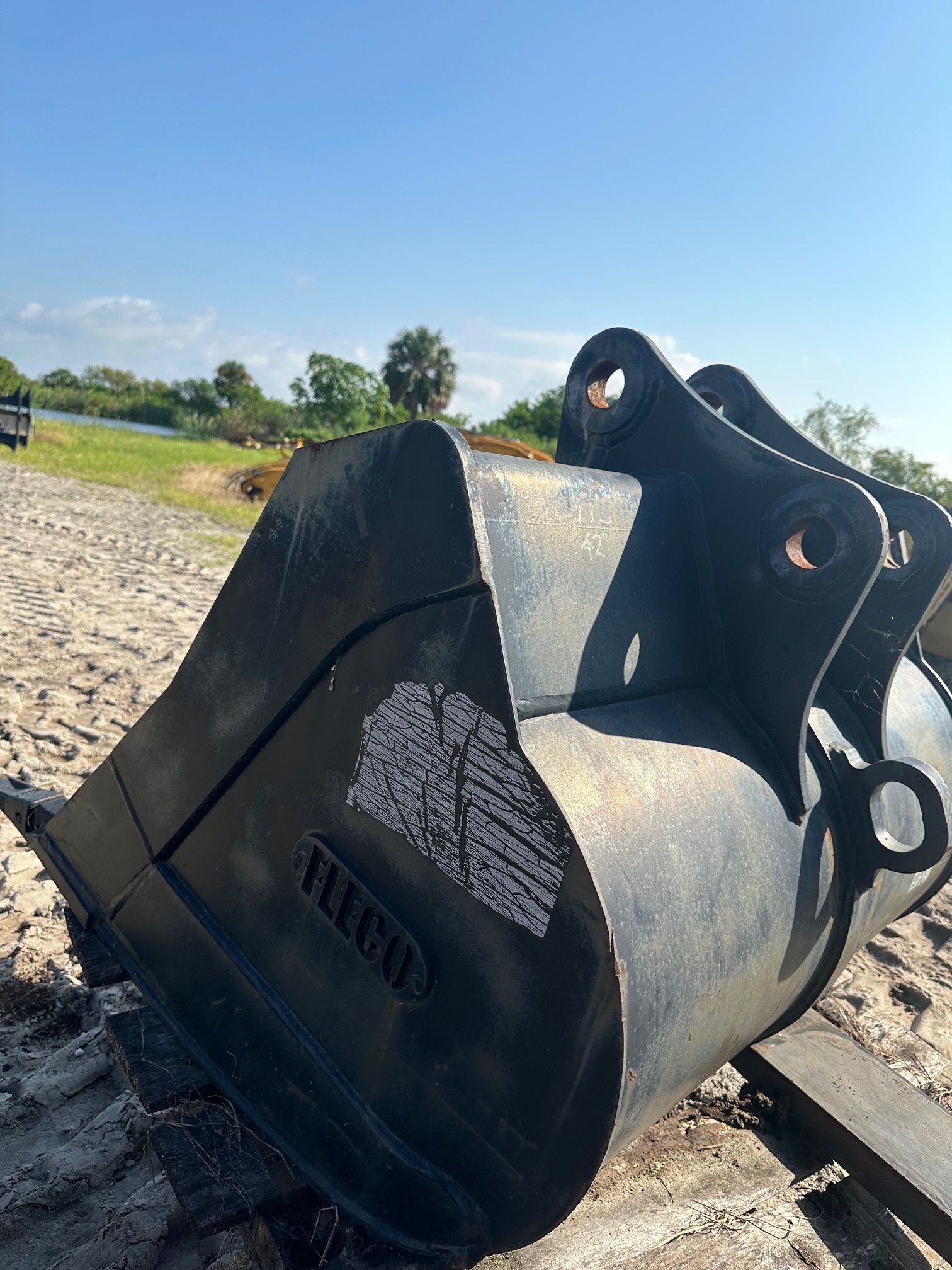 42" BUCKET FOR SY75C Photo 3 Thumbnail