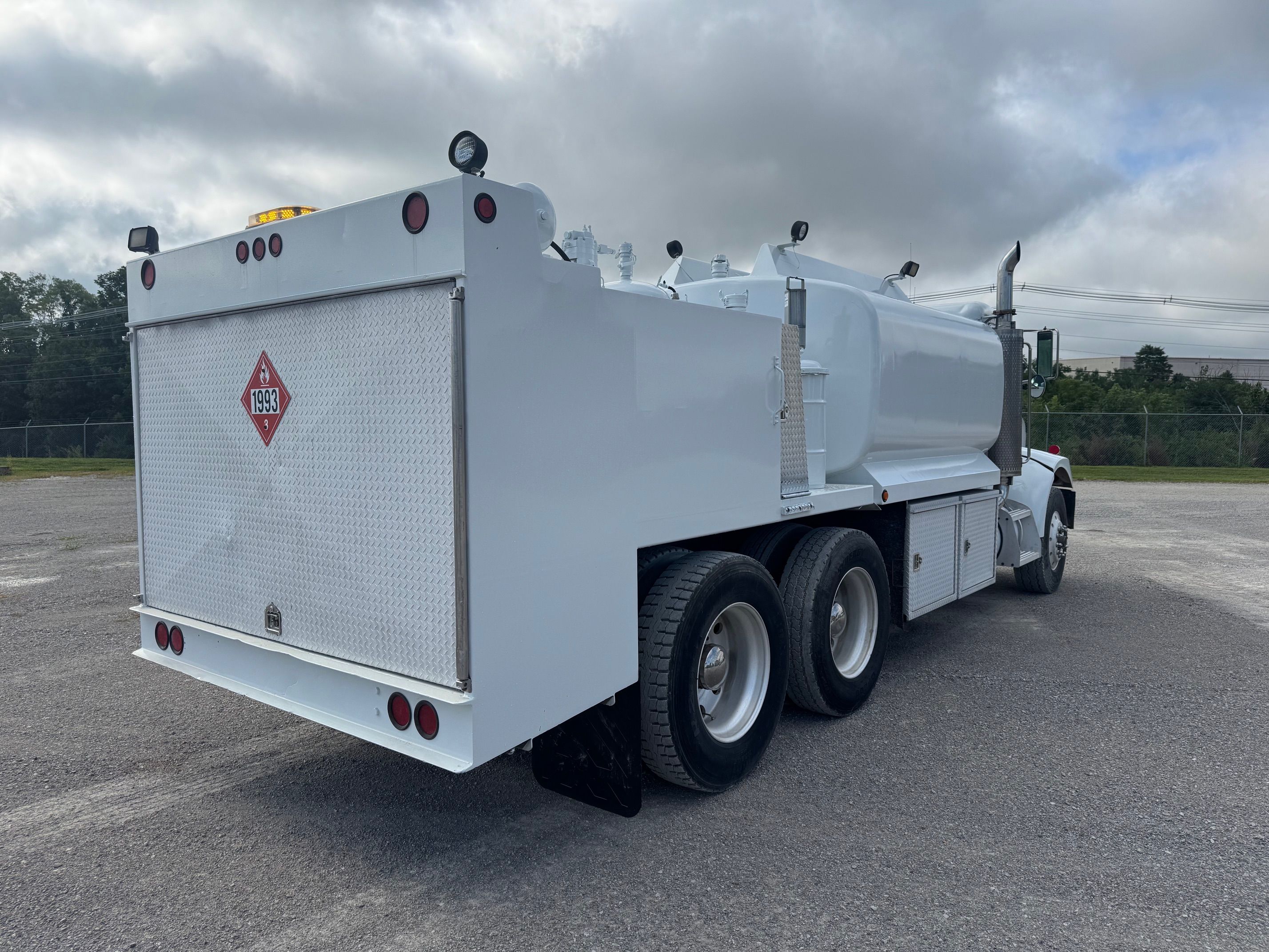 2004 PETERBILT 330 FUEL/LUBE Photo 3 Thumbnail