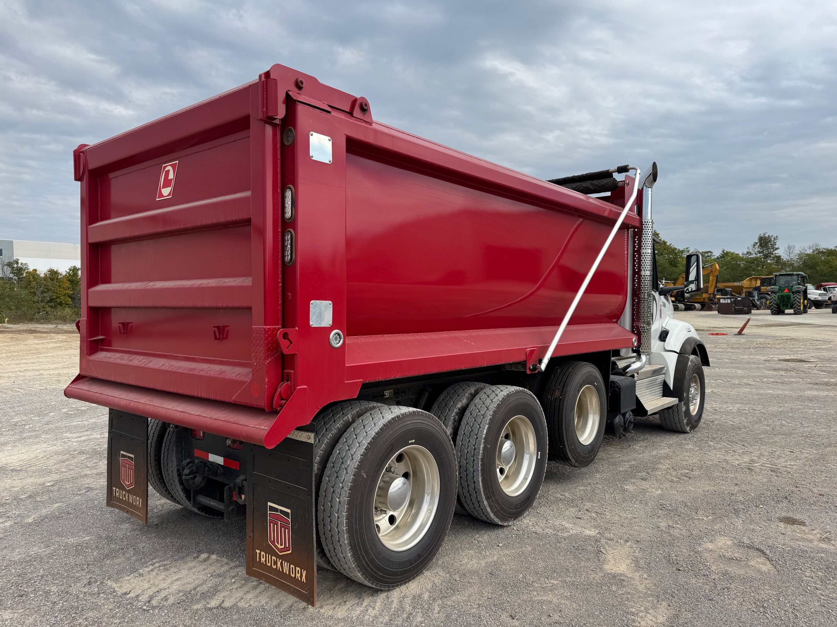 2025 KENWORTH T880 DUMP Photo 3 Thumbnail