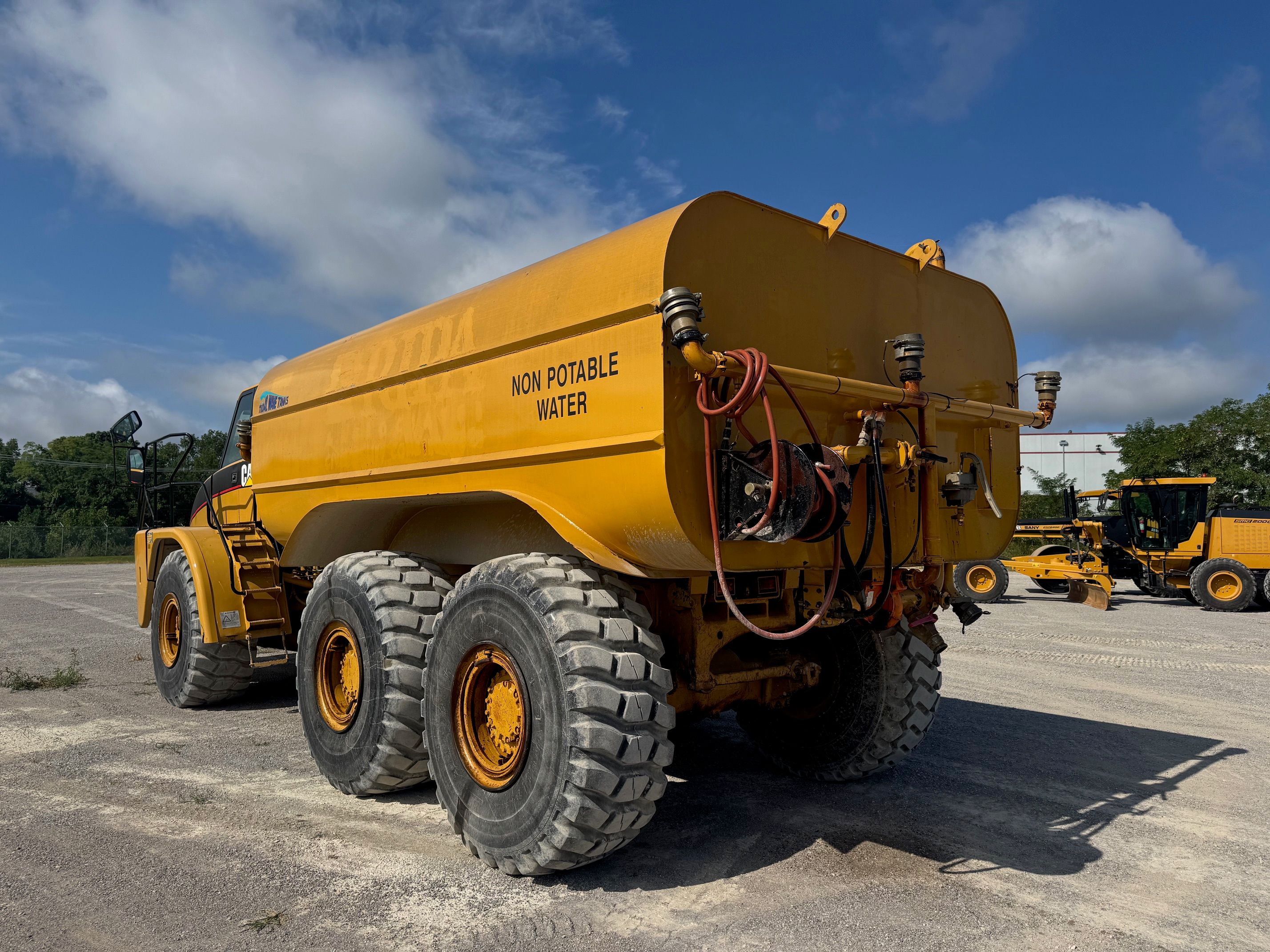 2004 CAT 735 Photo 3 Thumbnail