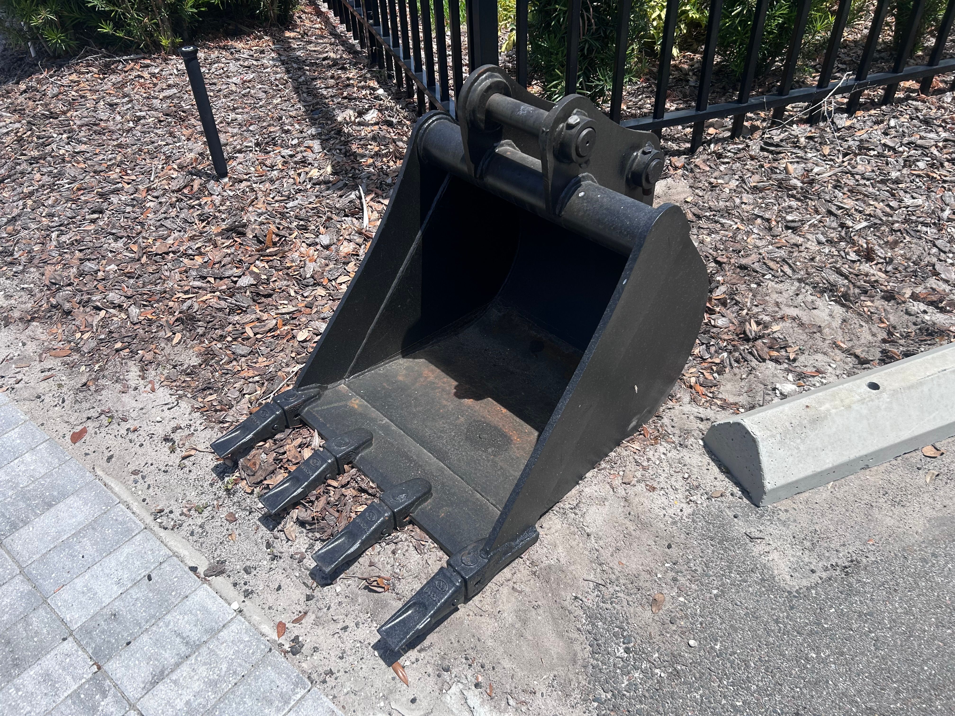 24" BUCKET FOR SY50U Photo 1 Thumbnail