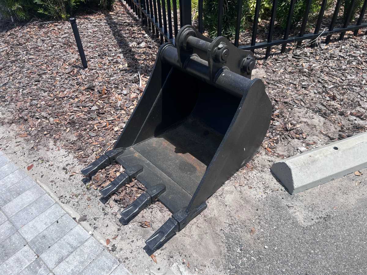 24" BUCKET FOR SY50U Photo 1