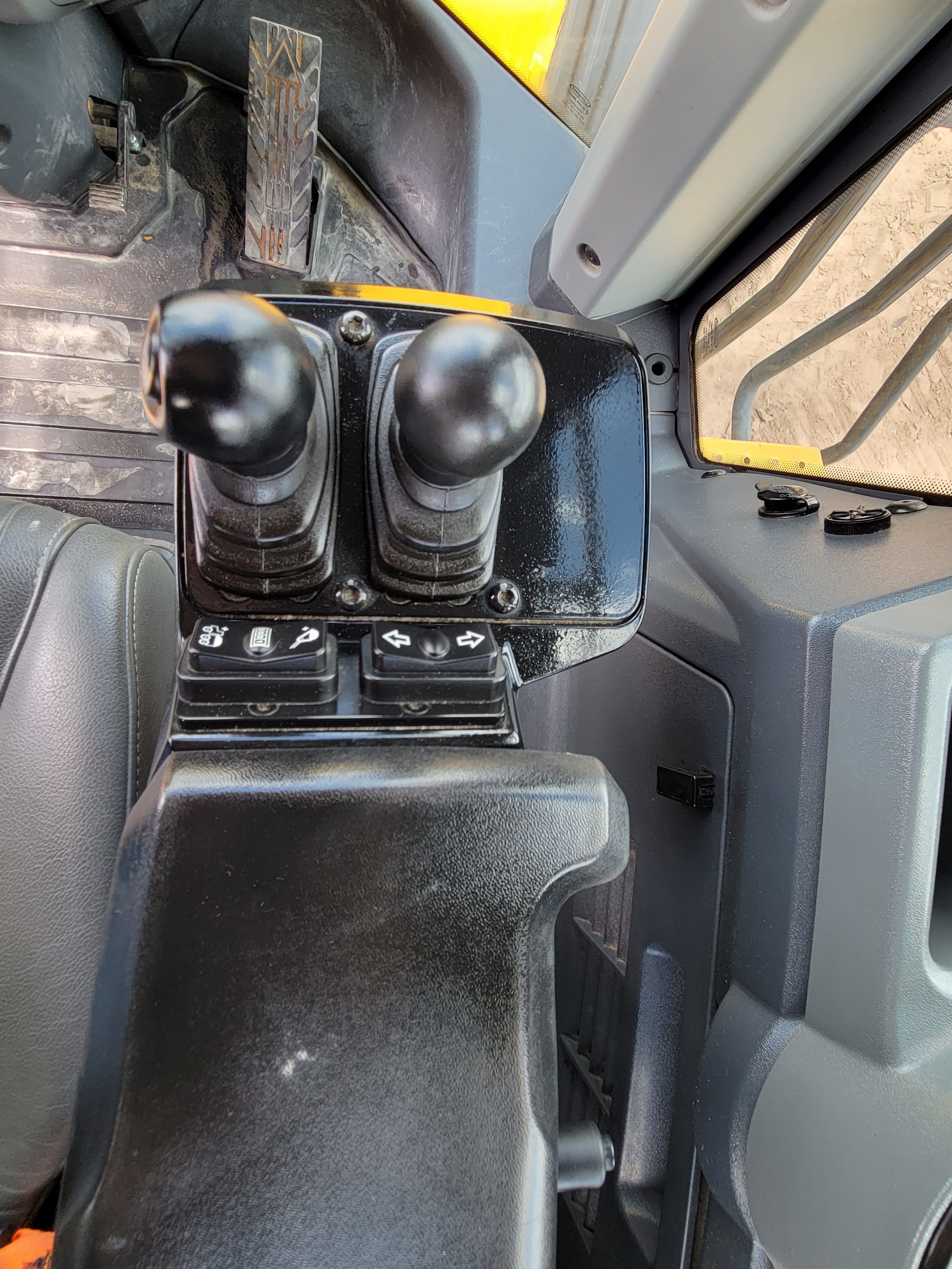 2021 JOHN DEERE 744L Photo 12 Thumbnail