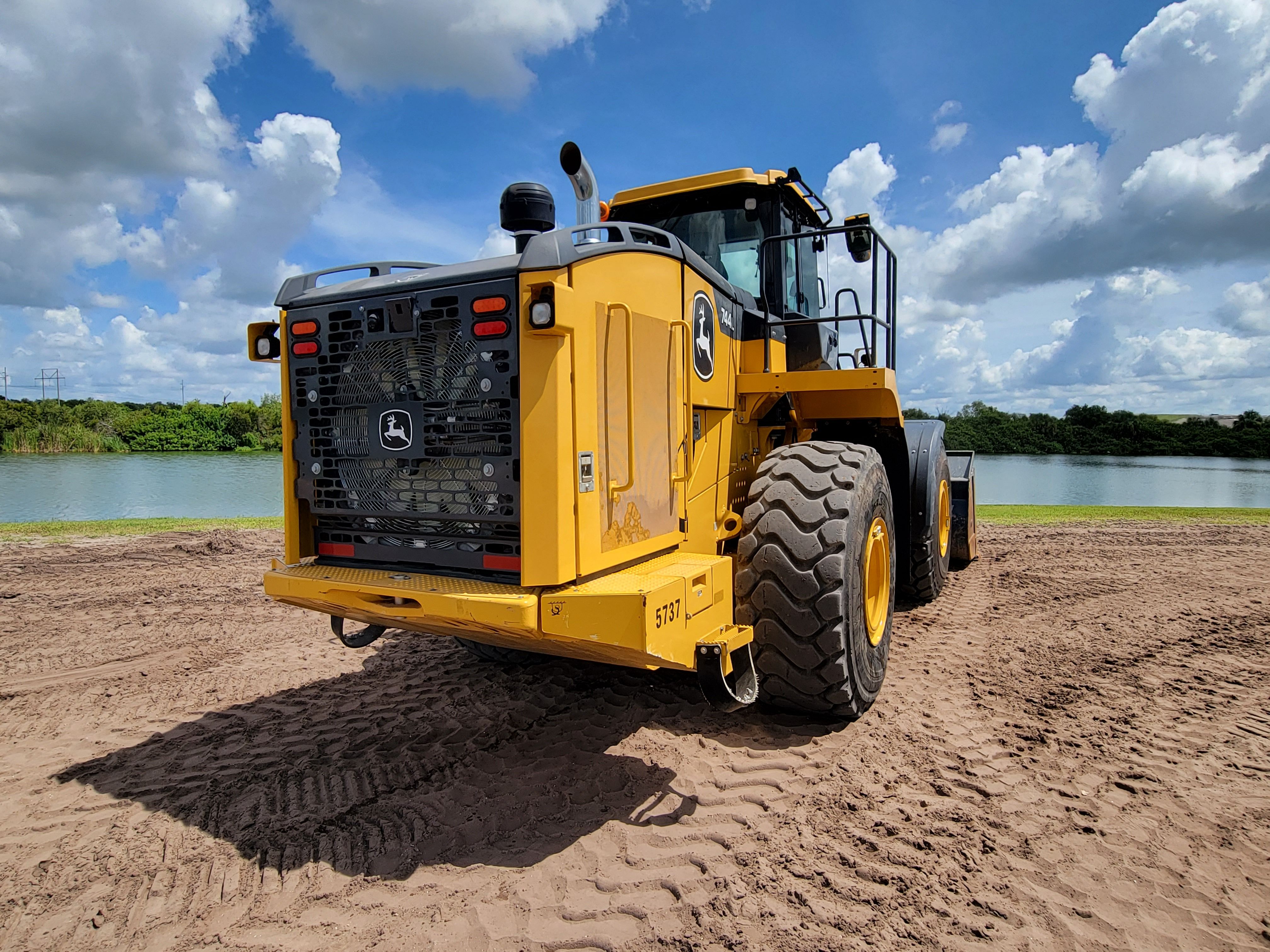 2021 JOHN DEERE 744L Photo 4 Thumbnail