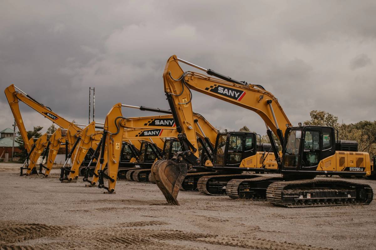 rental-excavators-lineup