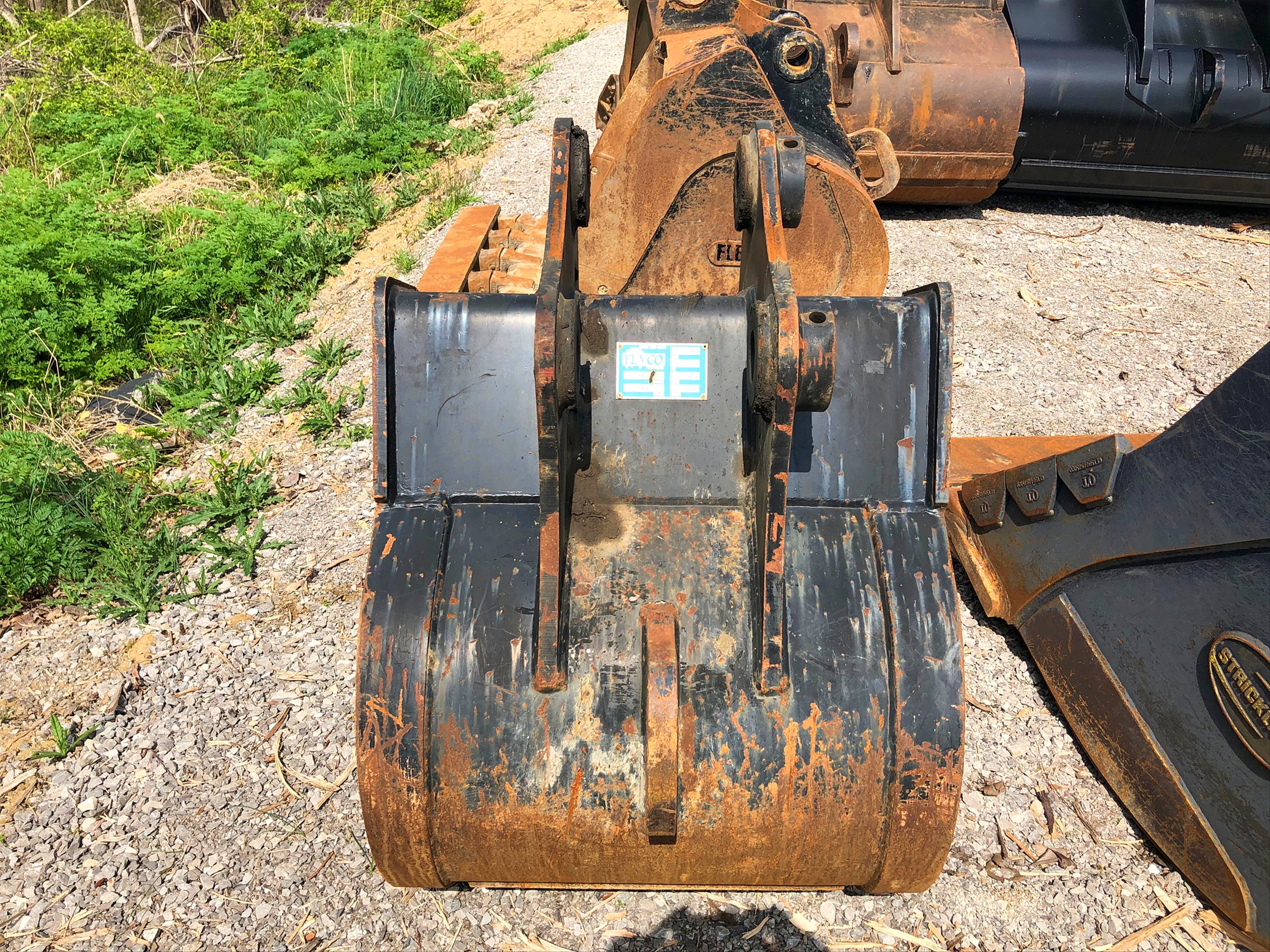 24" FLECO BUCKET FOR SANY SY135C Photo 2 Thumbnail