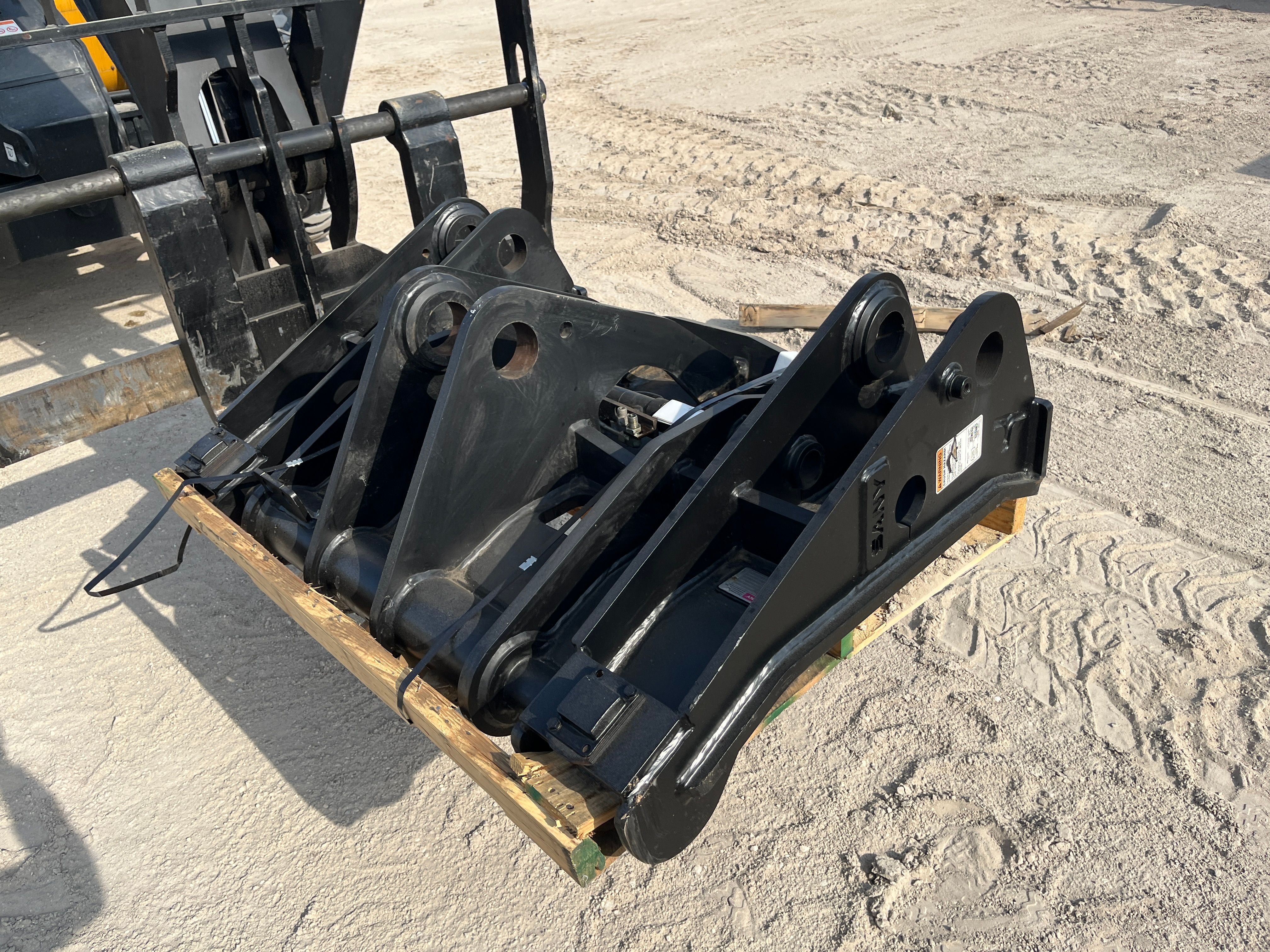 HYDRAULIC QUICK COUPLER FOR SW405K Photo 2 Thumbnail