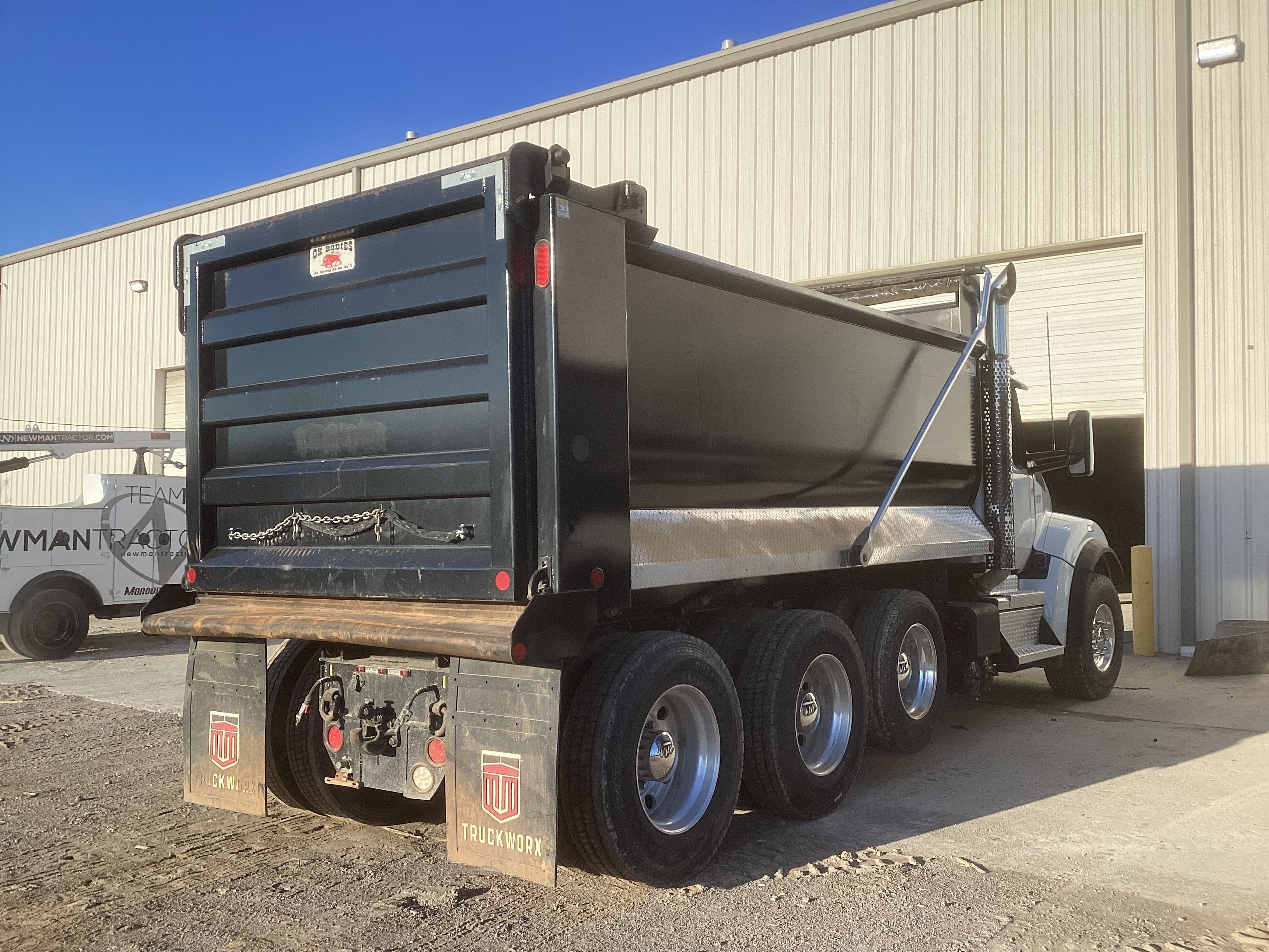 2024 KENWORTH T880 DUMP Photo 4 Thumbnail