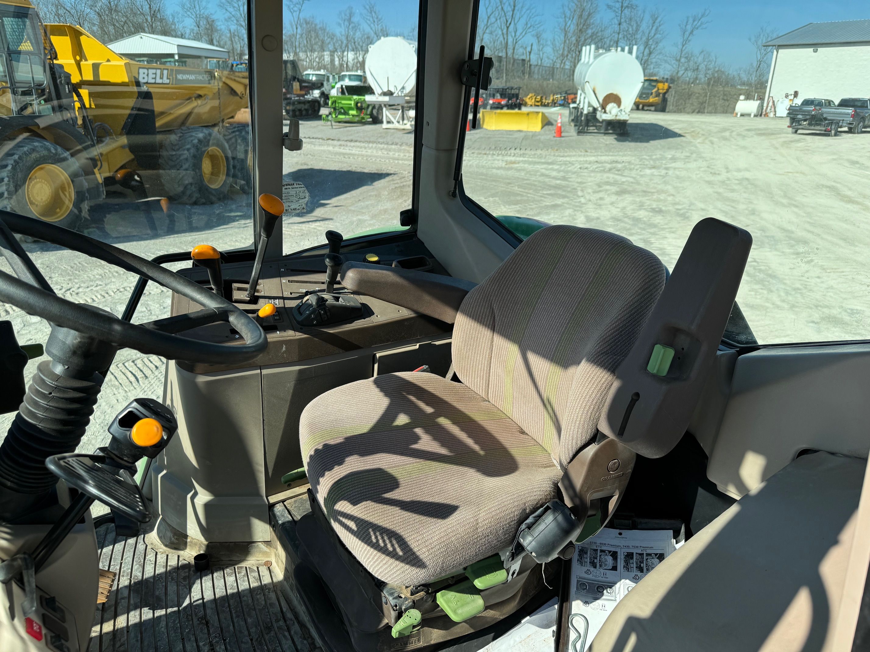  JOHN DEERE 6415 Photo 6 Thumbnail