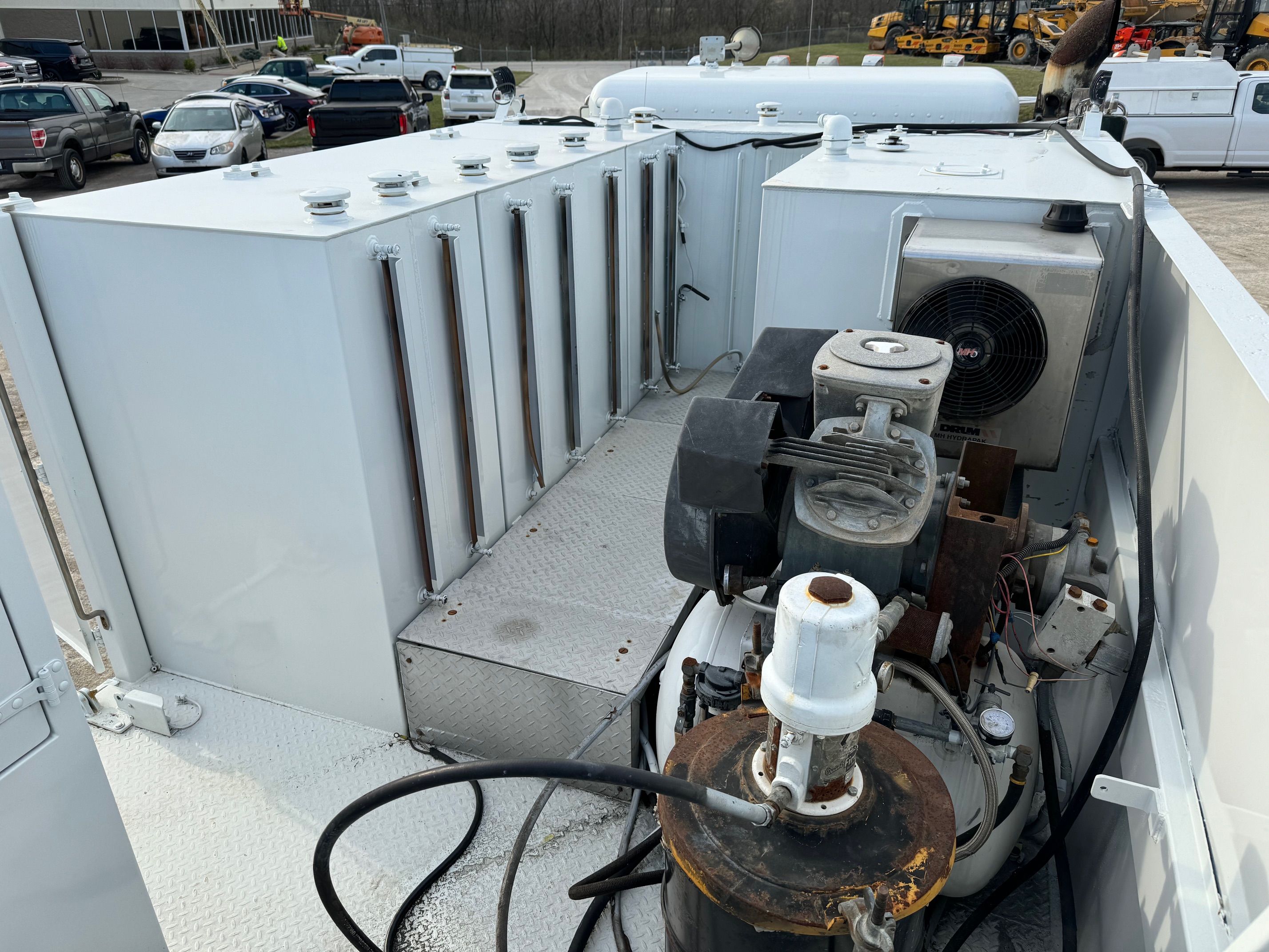 2010 PETERBILT 335 Photo 8 Thumbnail