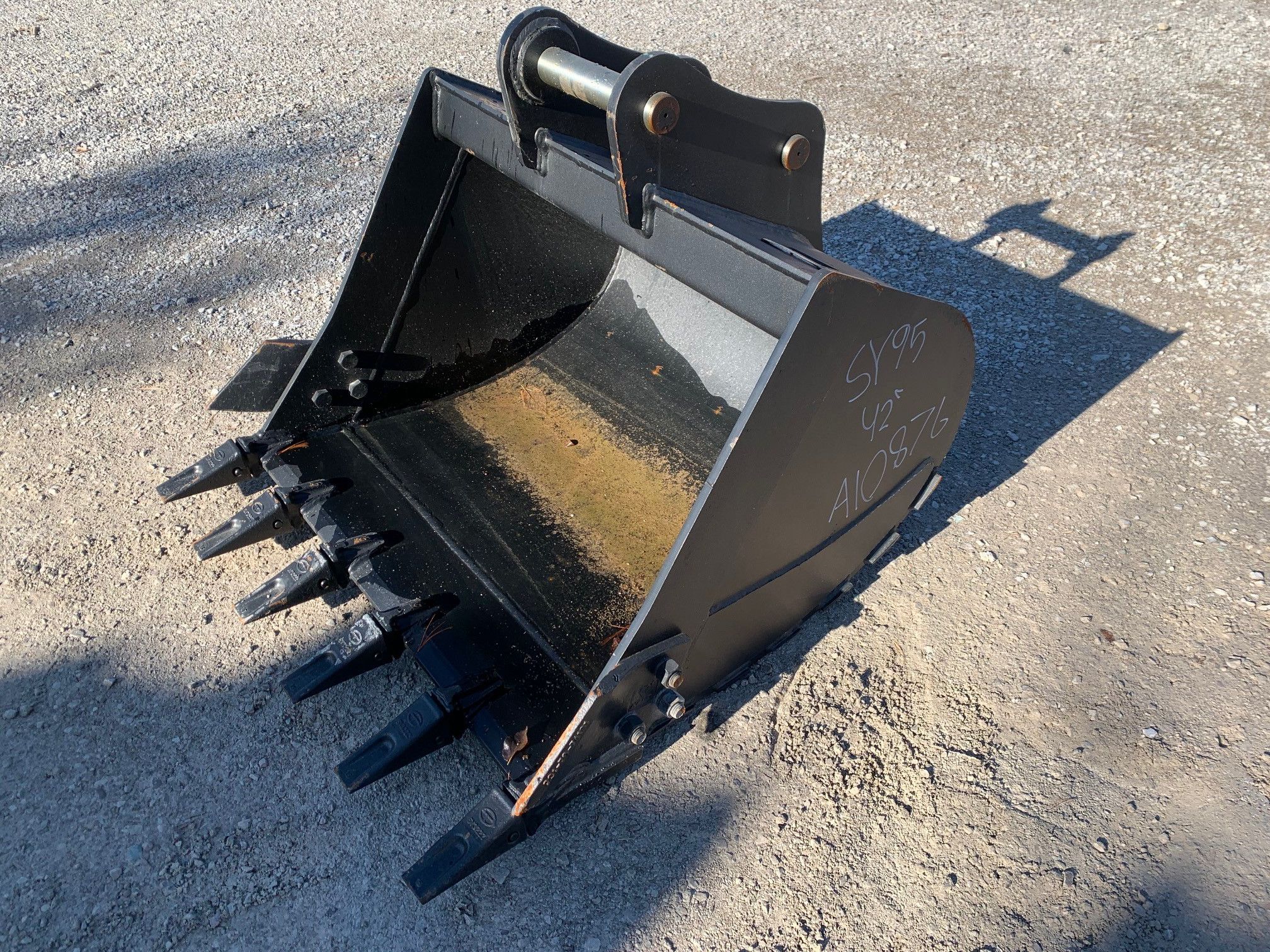 42" BUCKET FOR SY95C Photo 4 Thumbnail