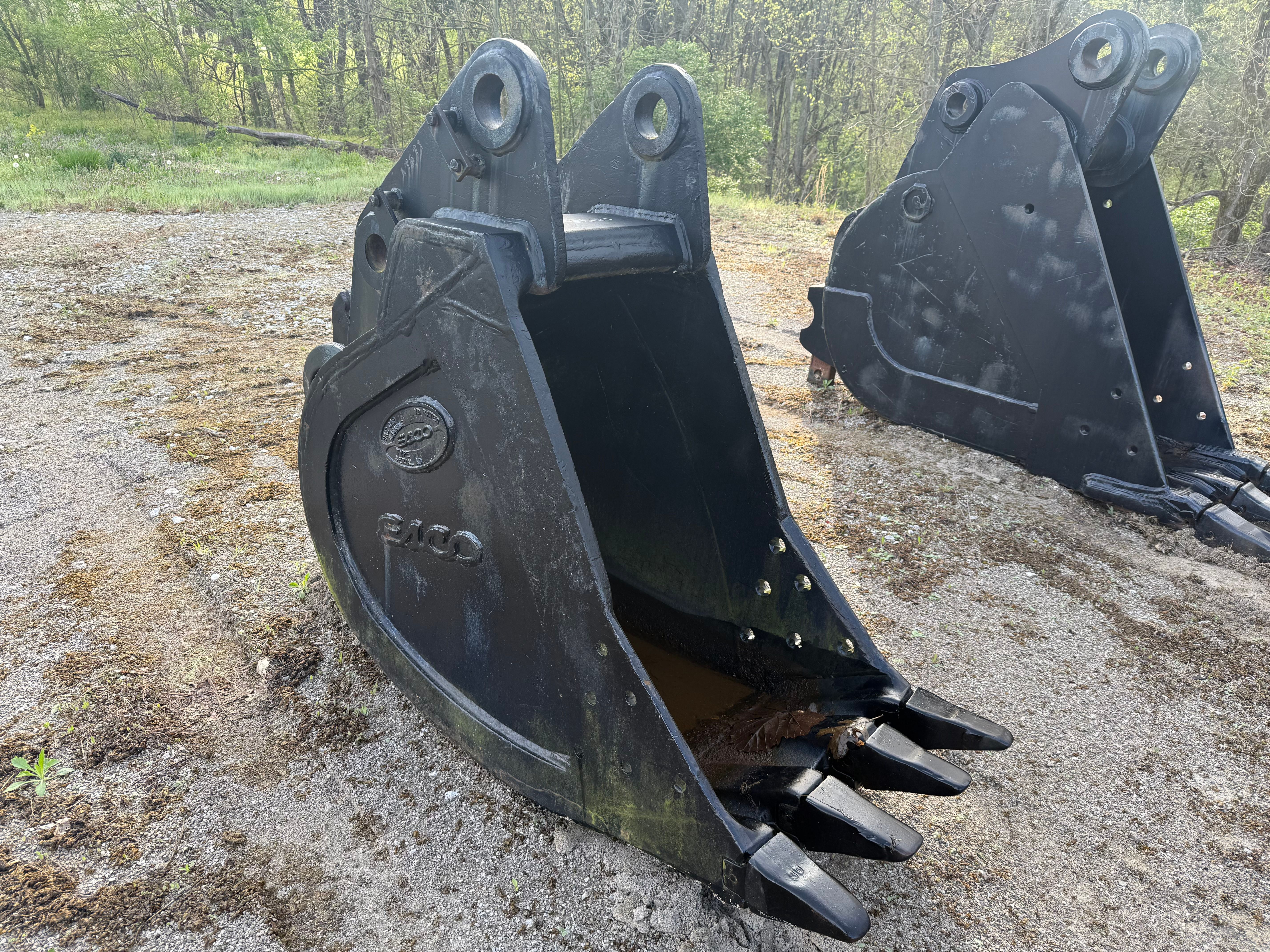 25" EXCAVATOR BUCKET W/RIPPER Photo 3 Thumbnail