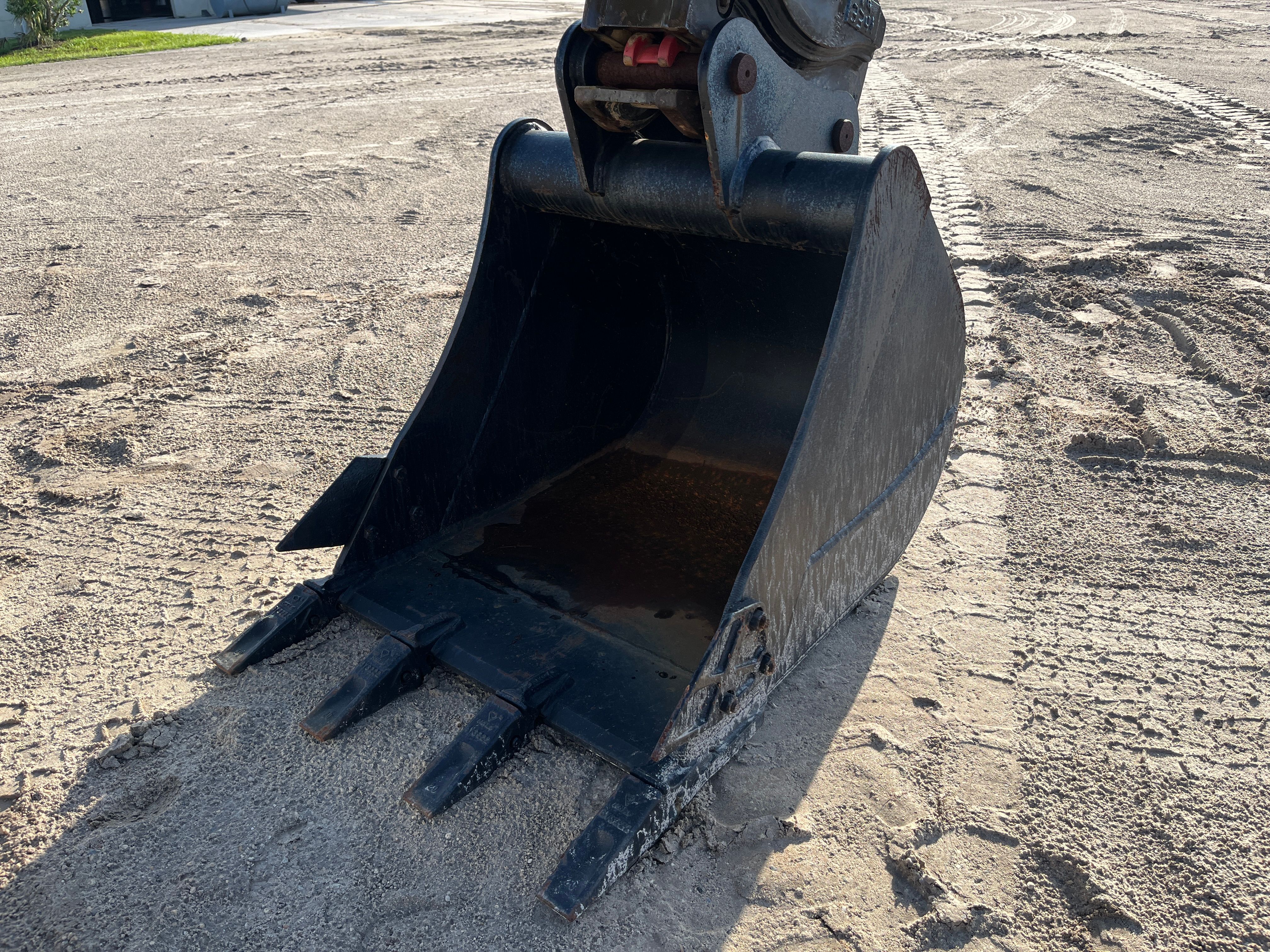 30" EXCAVATOR DIGGING BUCKET 50MM PIN Photo 1 Thumbnail
