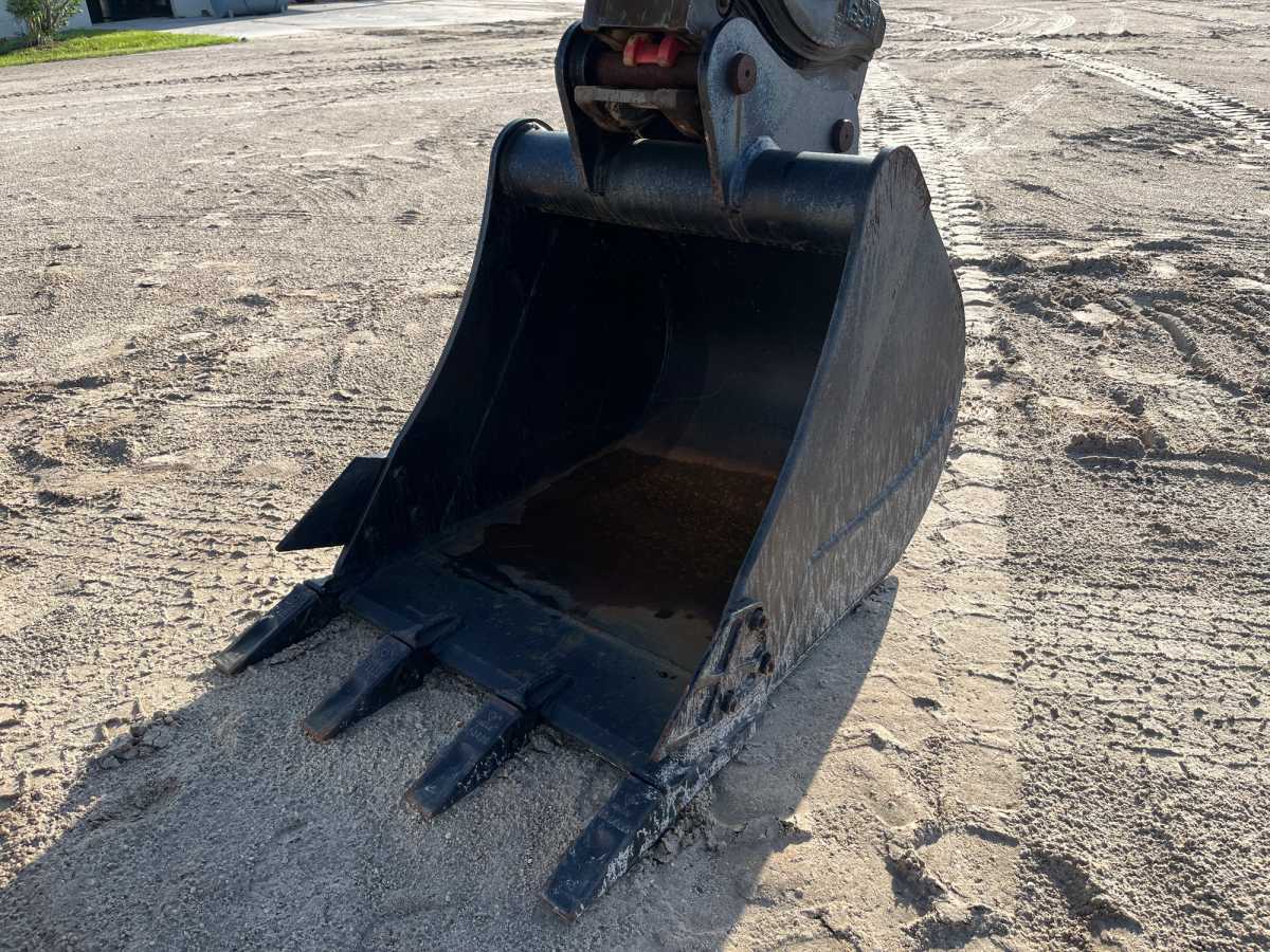 30" EXCAVATOR DIGGING BUCKET 50MM PIN Photo 1