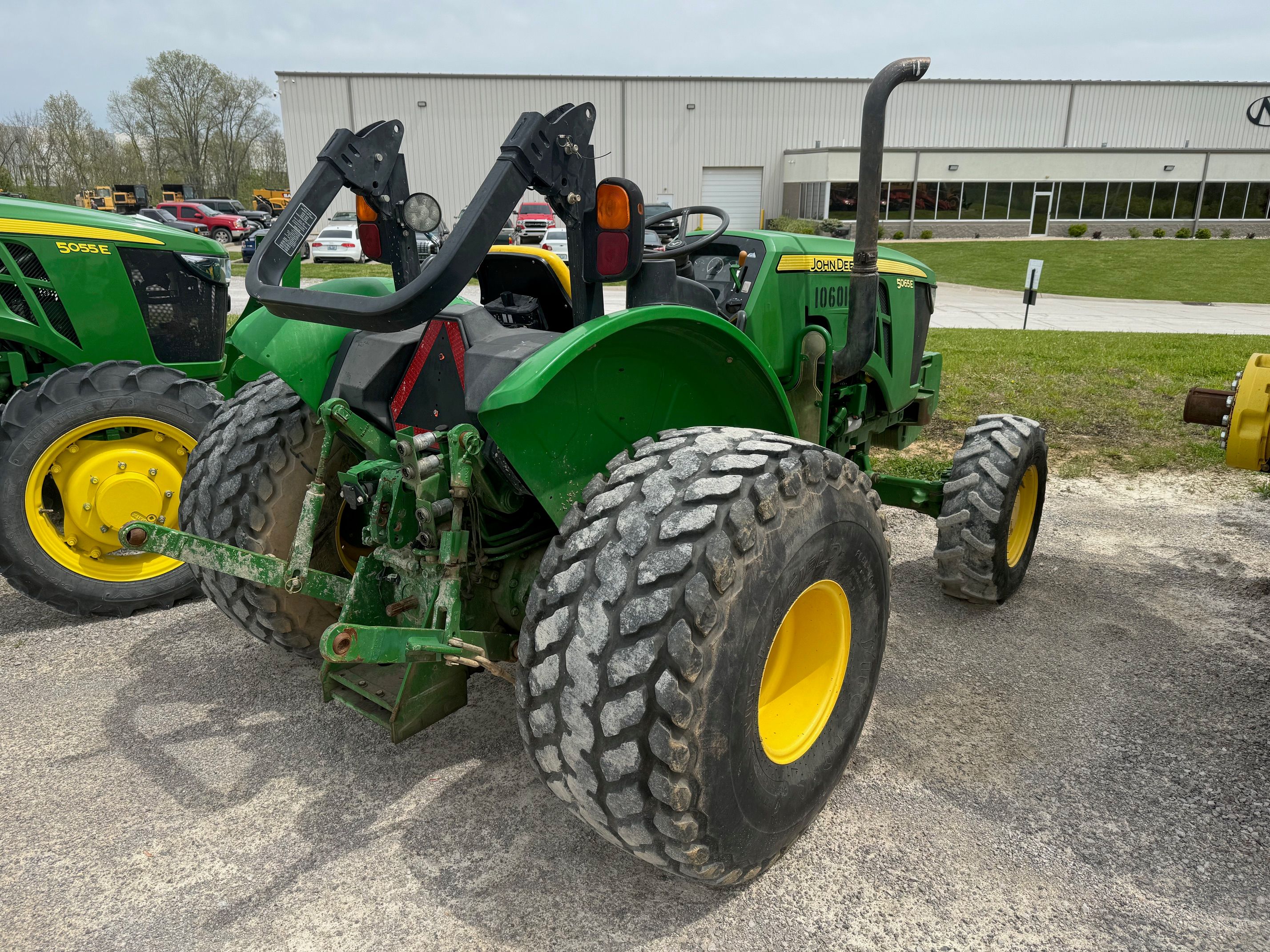 2017 JOHN DEERE 5065E Photo 3 Thumbnail